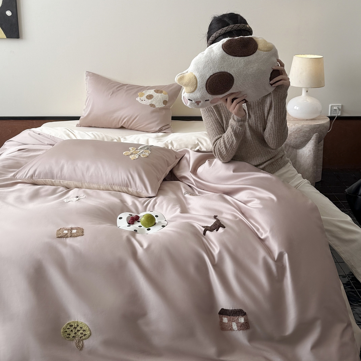 91家纺网 家纺一手货源 找家纺 鹿班家居 2026春季新品100S长绒棉毛巾绣系列四件套-午后（标准会员-20元） 午后-粉白