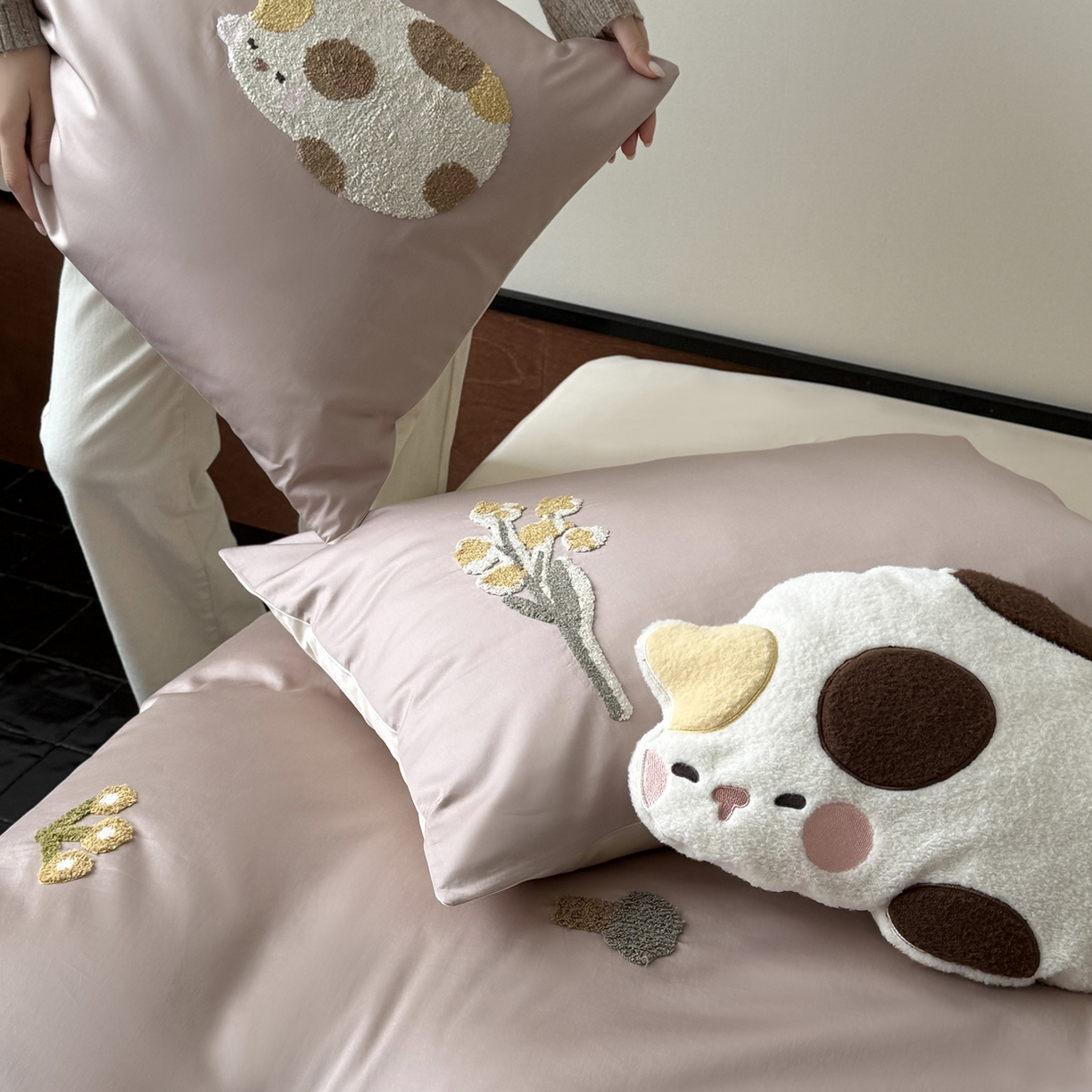 91家纺网 家纺一手货源 找家纺 鹿班家居 2026春季新品100S长绒棉毛巾绣系列四件套-午后（标准会员-20元） 午后-粉白