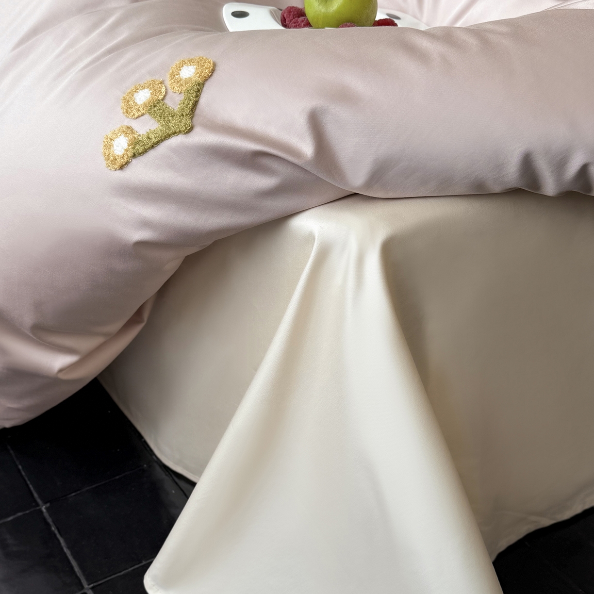 91家纺网 家纺一手货源 找家纺 鹿班家居 2026春季新品100S长绒棉毛巾绣系列四件套-午后（标准会员-20元） 午后-粉白