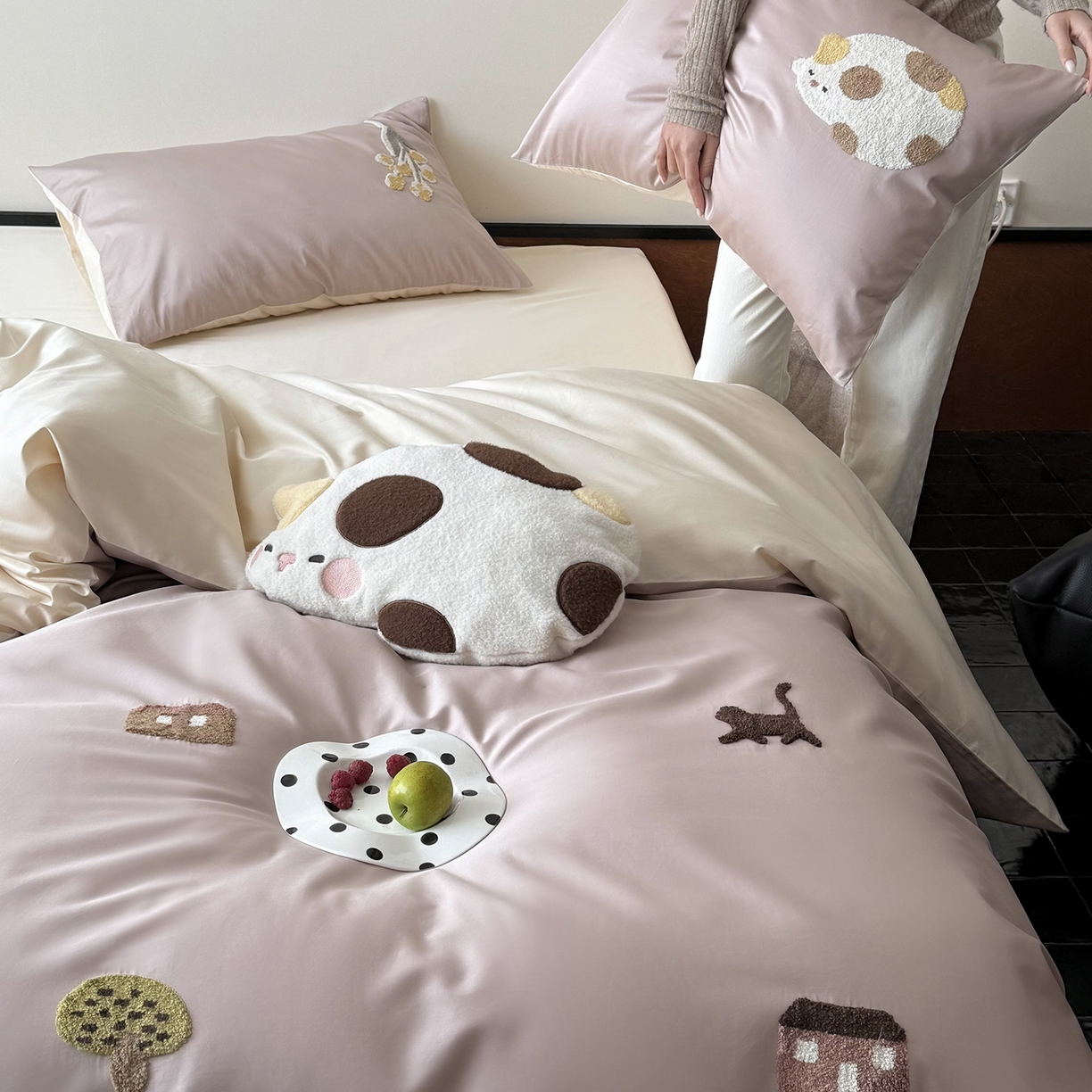 91家纺网 家纺一手货源 找家纺 鹿班家居 2026春季新品100S长绒棉毛巾绣系列四件套-午后（标准会员-20元） 午后-粉白