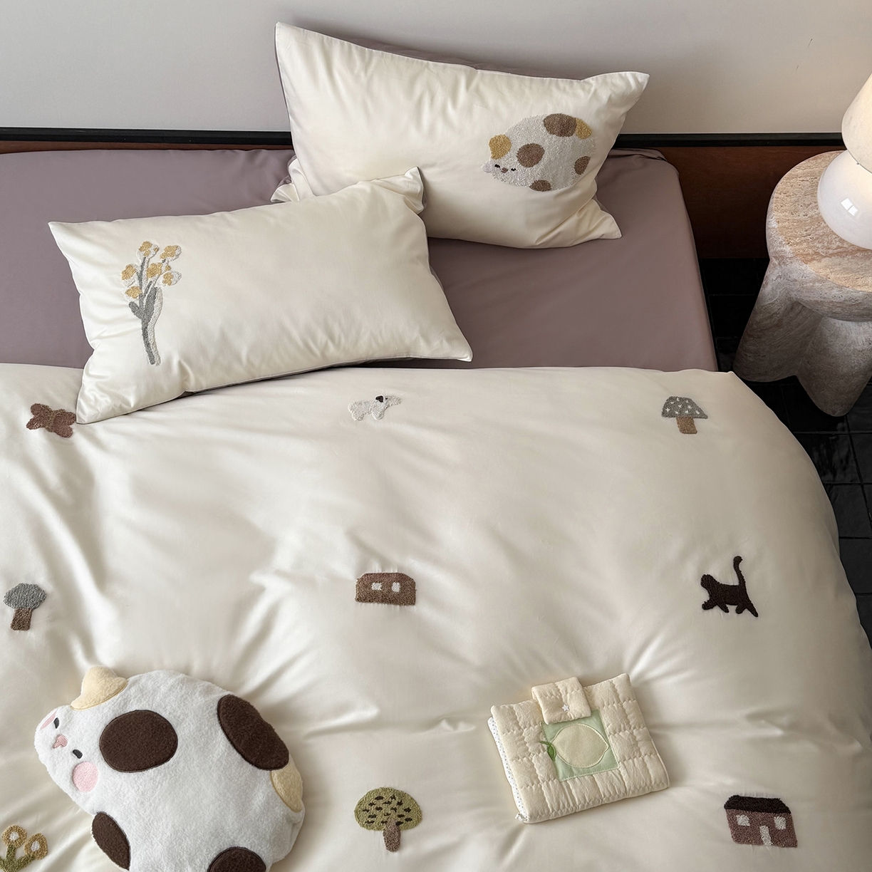 91家纺网 家纺一手货源 找家纺 鹿班家居 2026春季新品100S长绒棉毛巾绣系列四件套-午后（标准会员-20元） 午后-白紫