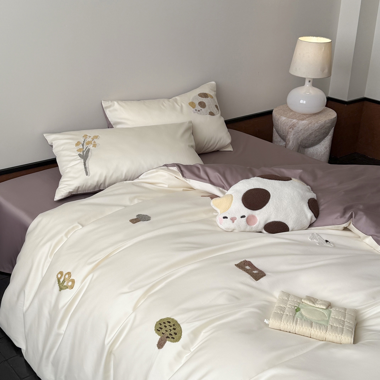 91家纺网 家纺一手货源 找家纺 鹿班家居 2026春季新品100S长绒棉毛巾绣系列四件套-午后（标准会员-20元） 午后-白紫