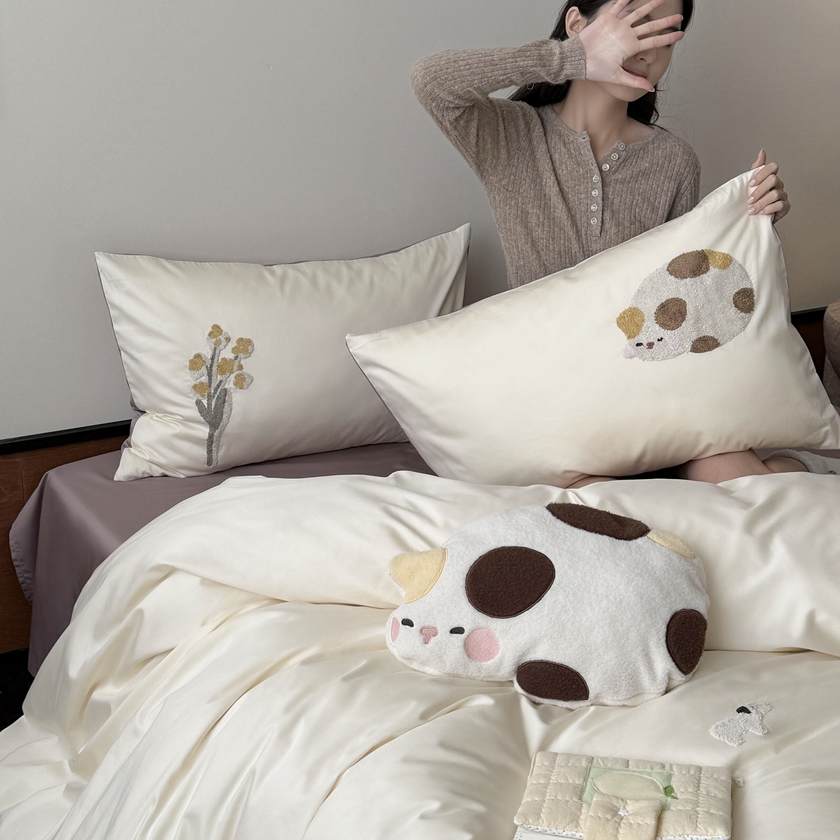 91家纺网 家纺一手货源 找家纺 鹿班家居 2026春季新品100S长绒棉毛巾绣系列四件套-午后（标准会员-20元） 午后-白紫