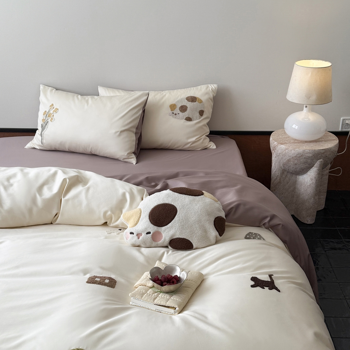 91家纺网 家纺一手货源 找家纺 鹿班家居 2026春季新品100S长绒棉毛巾绣系列四件套-午后（标准会员-20元） 午后-白紫