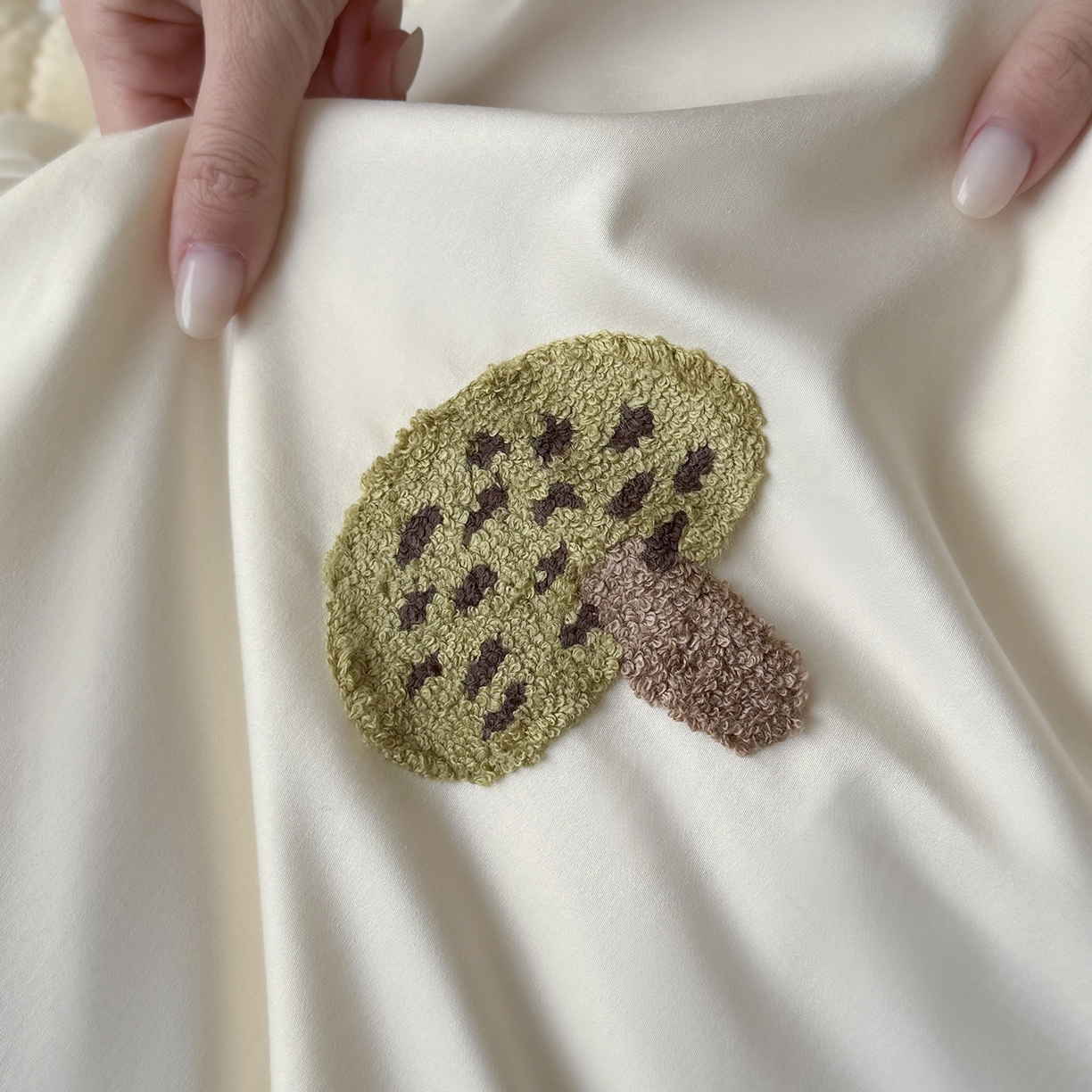 91家纺网 家纺一手货源 找家纺 鹿班家居 2026春季新品100S长绒棉毛巾绣系列四件套-午后（标准会员-20元） 午后-白紫