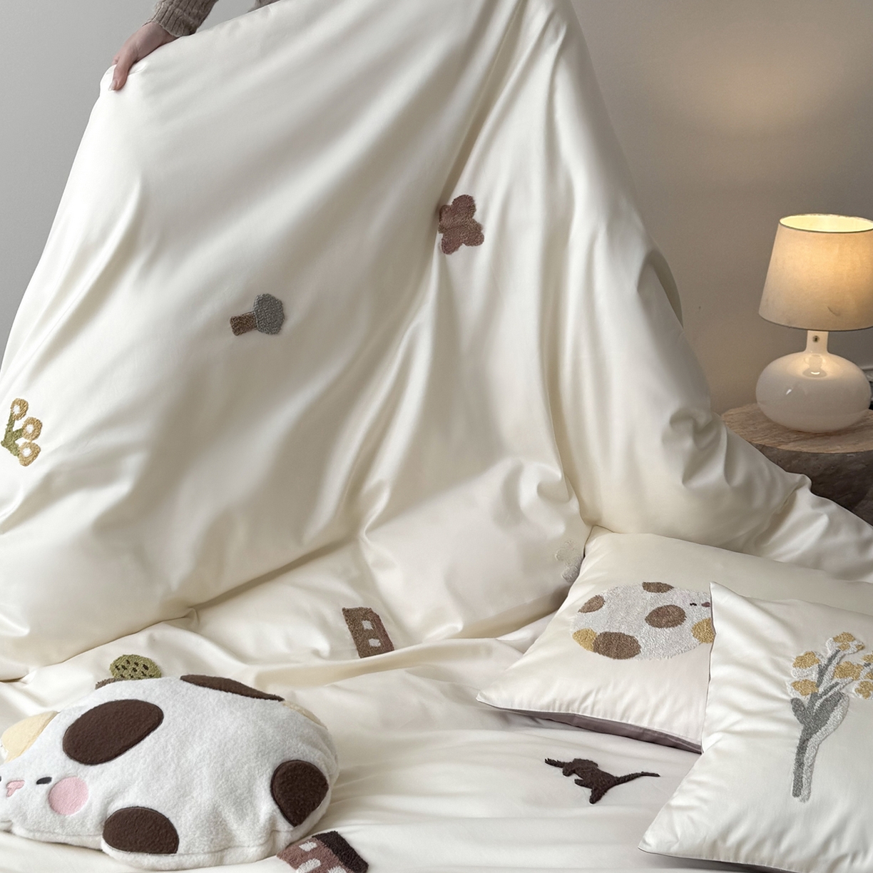 91家纺网 家纺一手货源 找家纺 鹿班家居 2026春季新品100S长绒棉毛巾绣系列四件套-午后（标准会员-20元） 午后-白紫