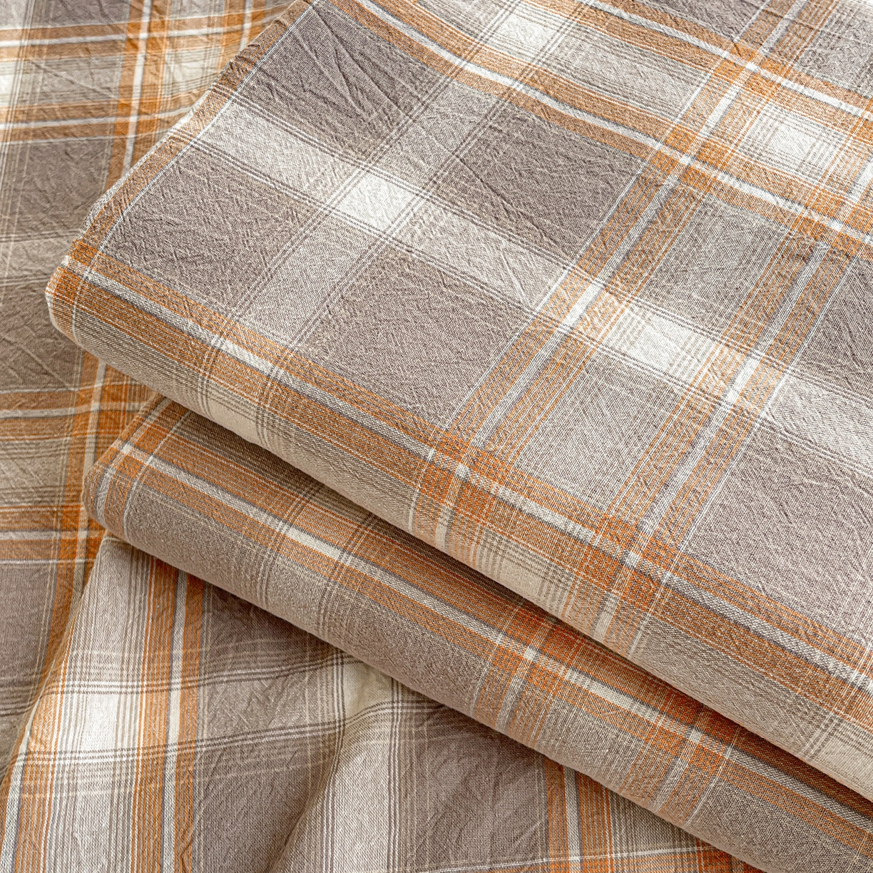 91家纺网 家纺一手货源 找家纺 柠萌家居 2026新款全棉A类色织水洗棉母婴级简约格子三件套床单 诺卡-咖