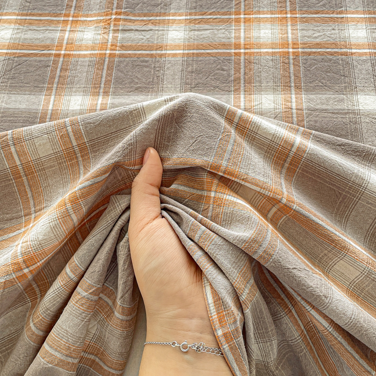 91家纺网 家纺一手货源 找家纺 柠萌家居 2026新款全棉A类色织水洗棉母婴级简约格子三件套床单 诺卡-咖