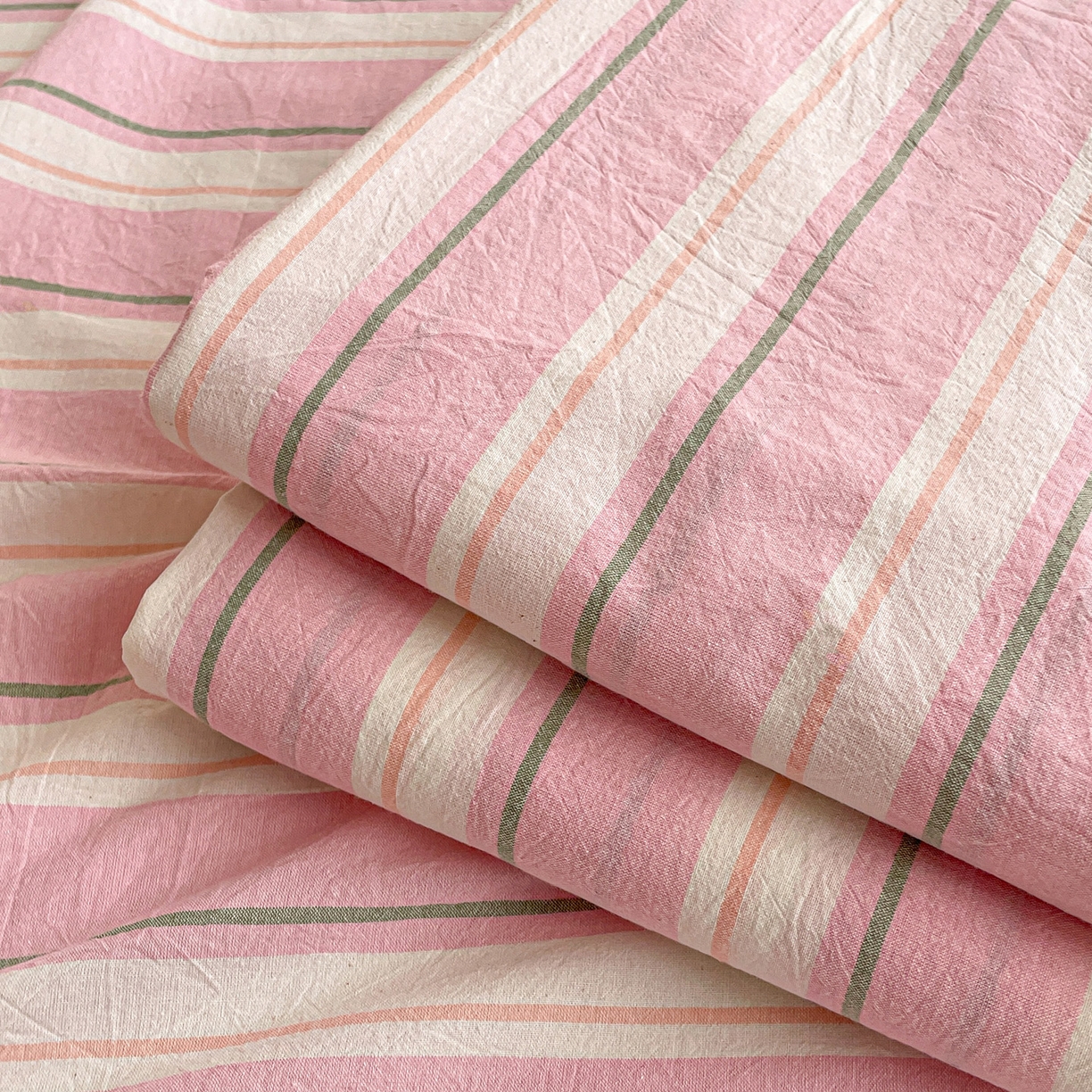 91家纺网 家纺一手货源 找家纺 柠萌家居 2026新款全棉A类色织水洗棉母婴级简约格子三件套床单 倾城-粉