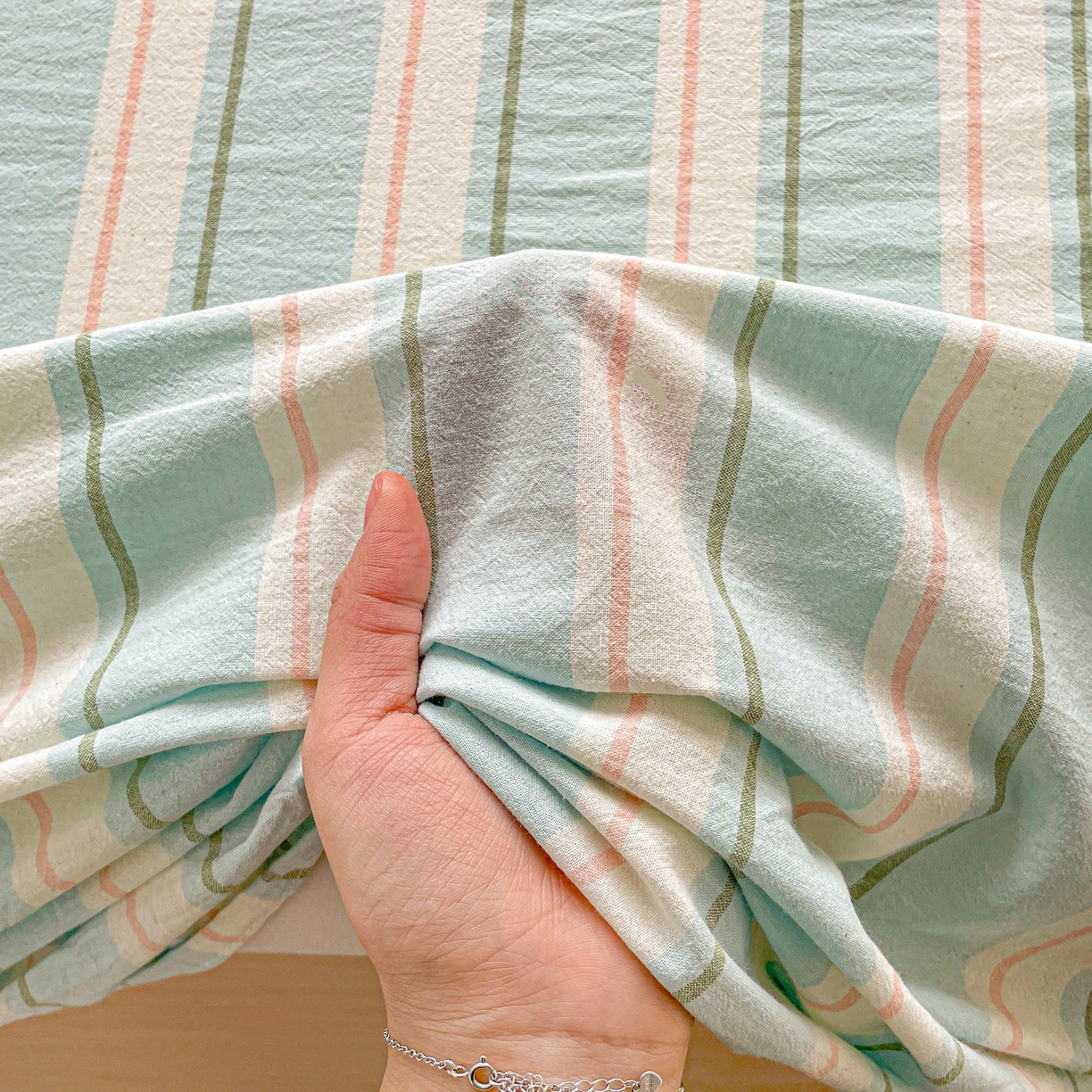 91家纺网 家纺一手货源 找家纺 柠萌家居 2026新款全棉A类色织水洗棉母婴级简约格子三件套床单 倾城-蓝