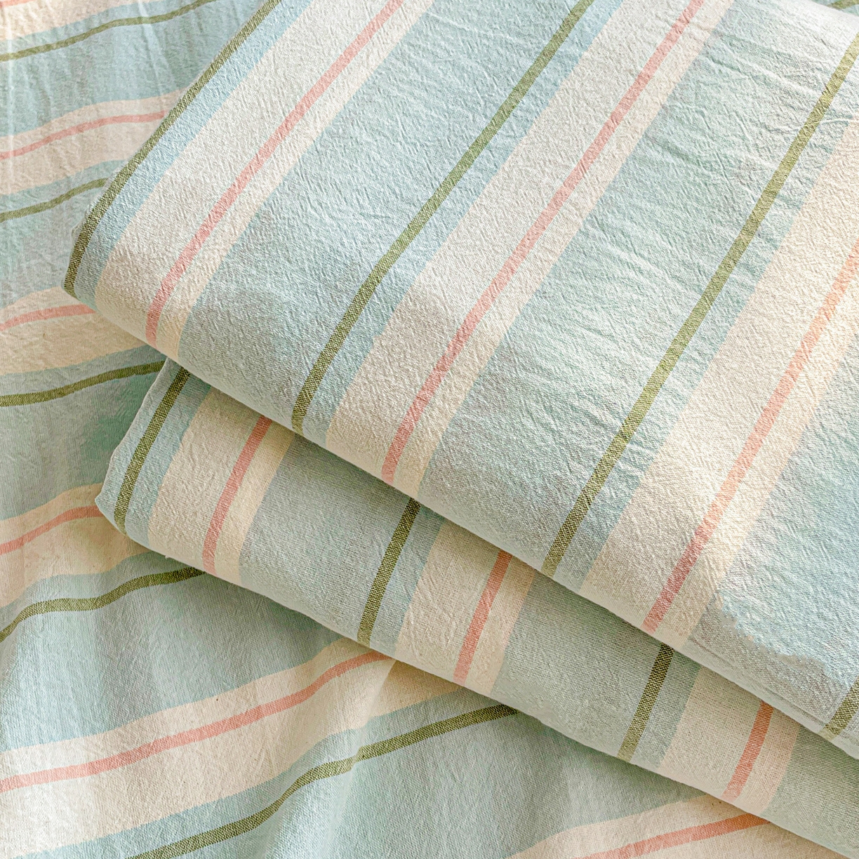 91家纺网 家纺一手货源 找家纺 柠萌家居 2026新款全棉A类色织水洗棉母婴级简约格子三件套床单 倾城-蓝