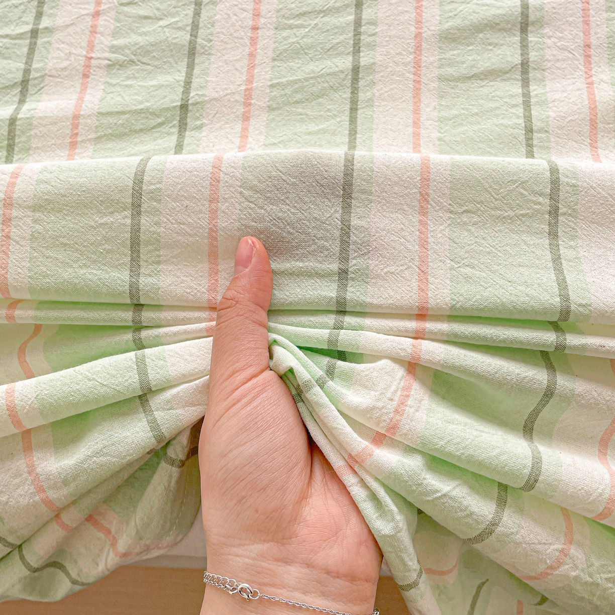 91家纺网 家纺一手货源 找家纺 柠萌家居 2026新款全棉A类色织水洗棉母婴级简约格子三件套床单 倾城-绿