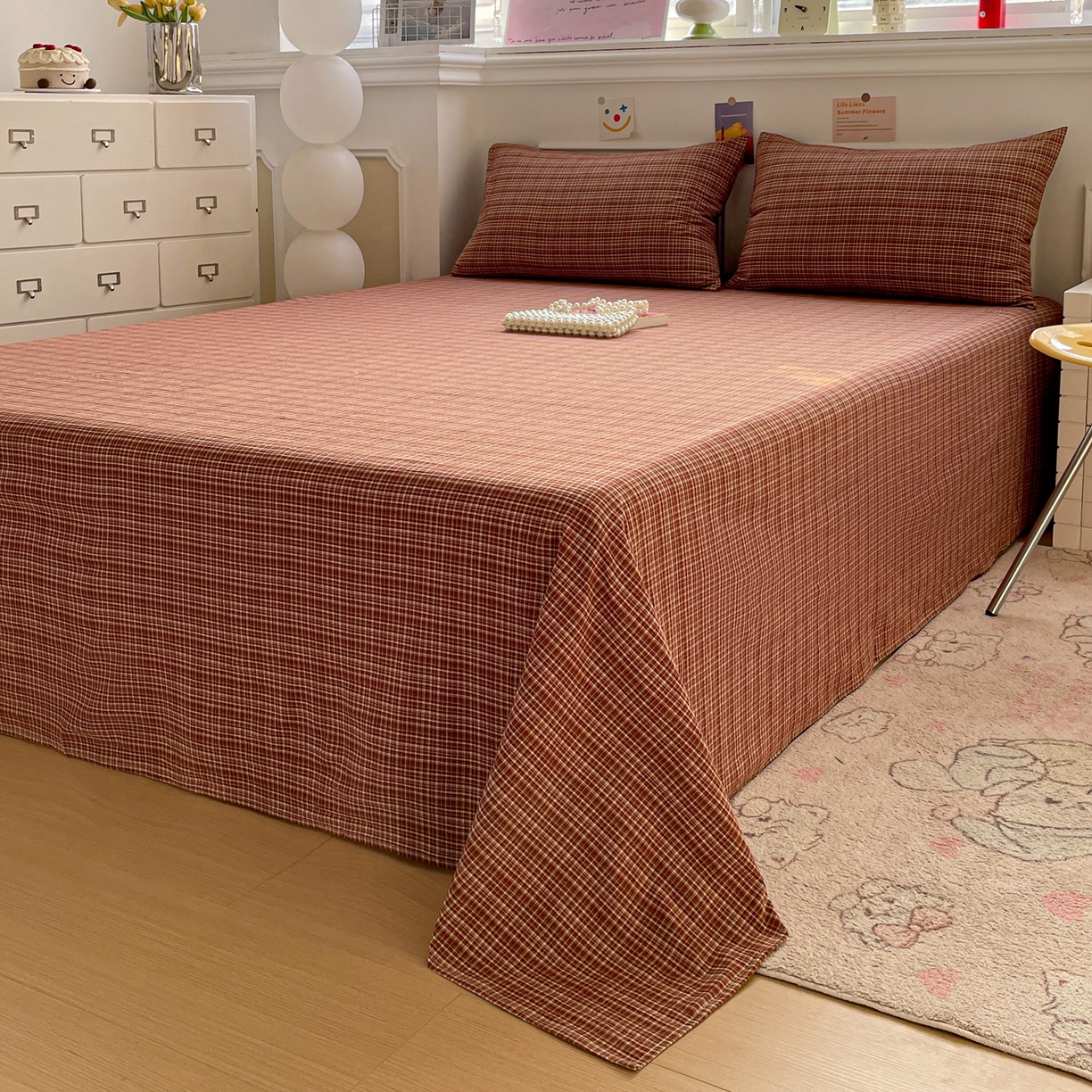 91家纺网 家纺一手货源 找家纺 柠萌家居 2026新款全棉A类色织水洗棉母婴级简约格子三件套床单 苏格兰-红