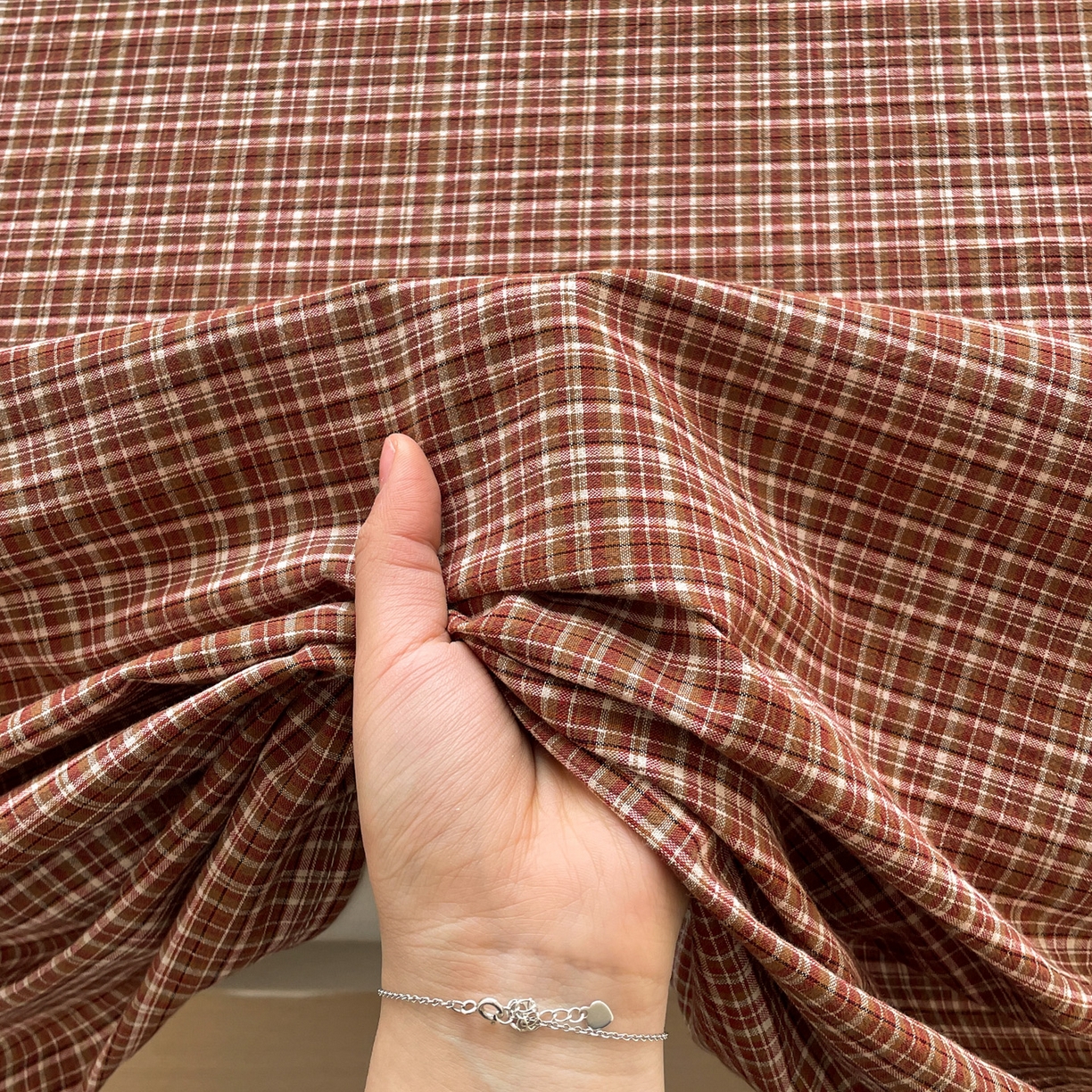 91家纺网 家纺一手货源 找家纺 柠萌家居 2026新款全棉A类色织水洗棉母婴级简约格子三件套床单 苏格兰-红