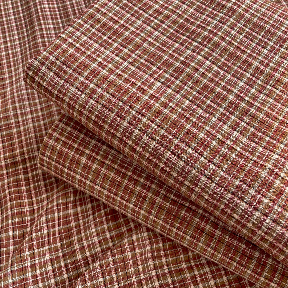 91家纺网 家纺一手货源 找家纺 柠萌家居 2026新款全棉A类色织水洗棉母婴级简约格子三件套床单 苏格兰-红