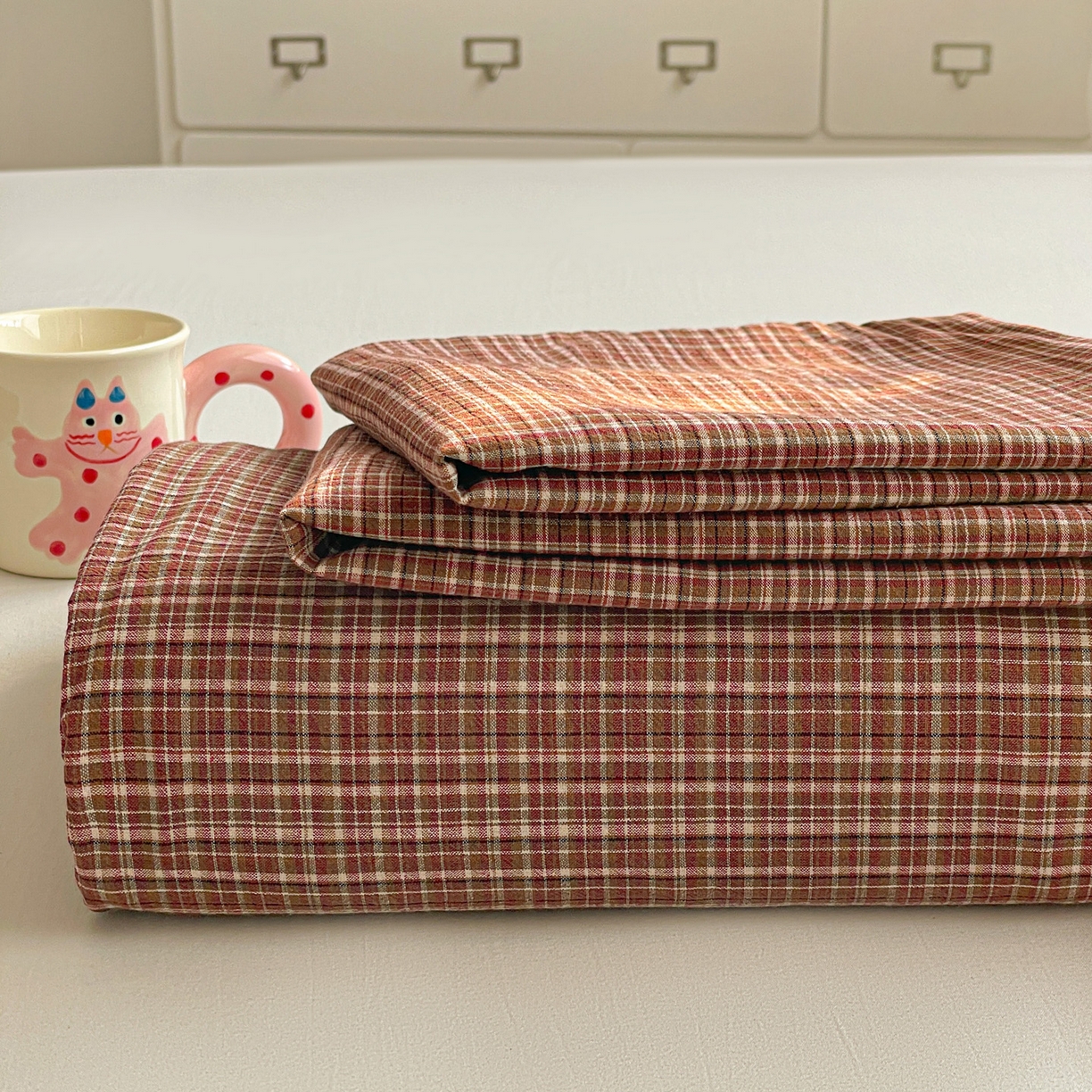 91家纺网 家纺一手货源 找家纺 柠萌家居 2026新款全棉A类色织水洗棉母婴级简约格子三件套床单 苏格兰-红