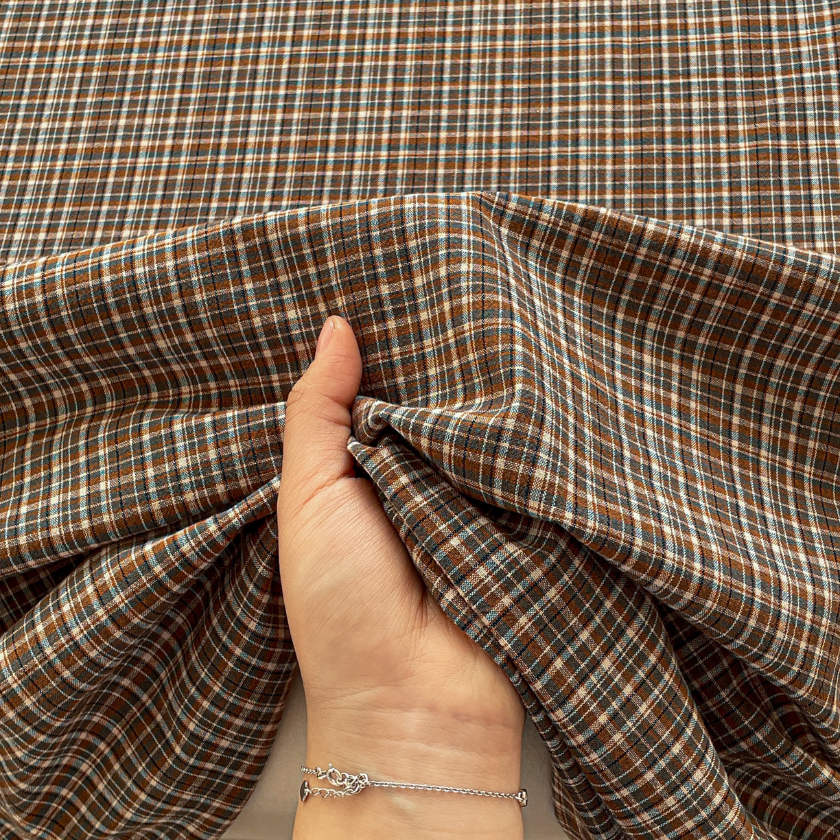 91家纺网 家纺一手货源 找家纺 柠萌家居 2026新款全棉A类色织水洗棉母婴级简约格子三件套床单 苏格兰-咖