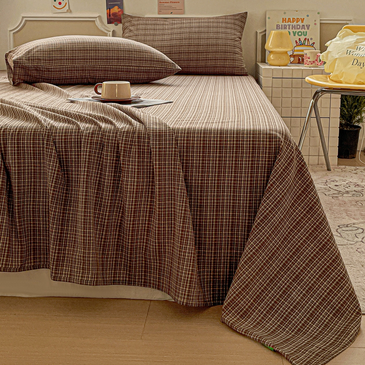 91家纺网 家纺一手货源 找家纺 柠萌家居 2026新款全棉A类色织水洗棉母婴级简约格子三件套床单 苏格兰-咖