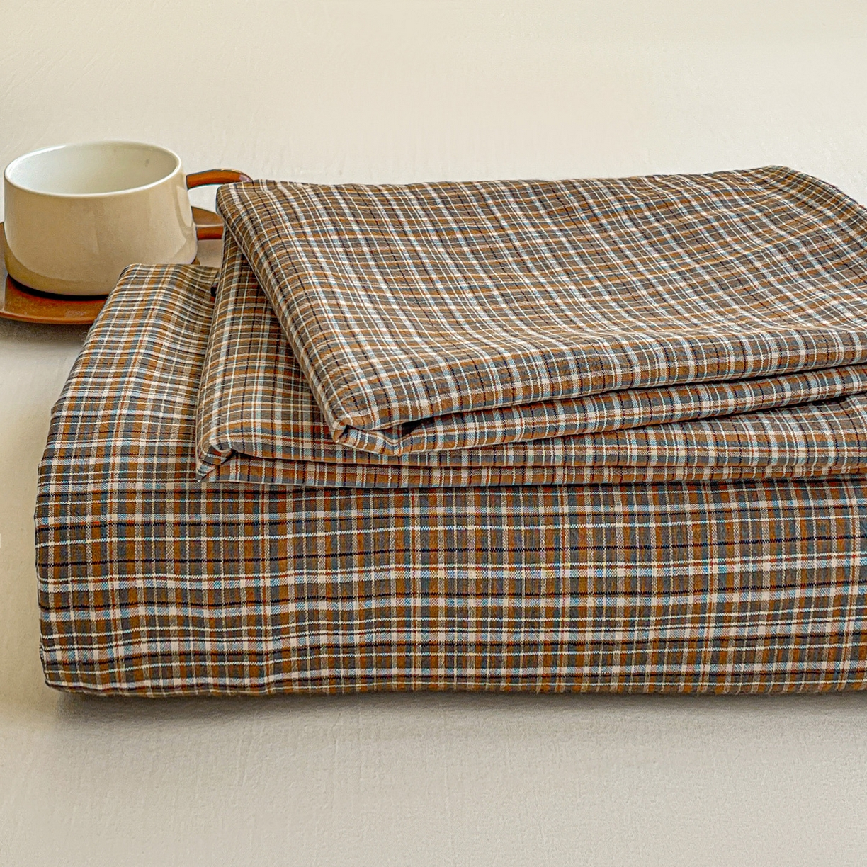 91家纺网 家纺一手货源 找家纺 柠萌家居 2026新款全棉A类色织水洗棉母婴级简约格子三件套床单 苏格兰-咖