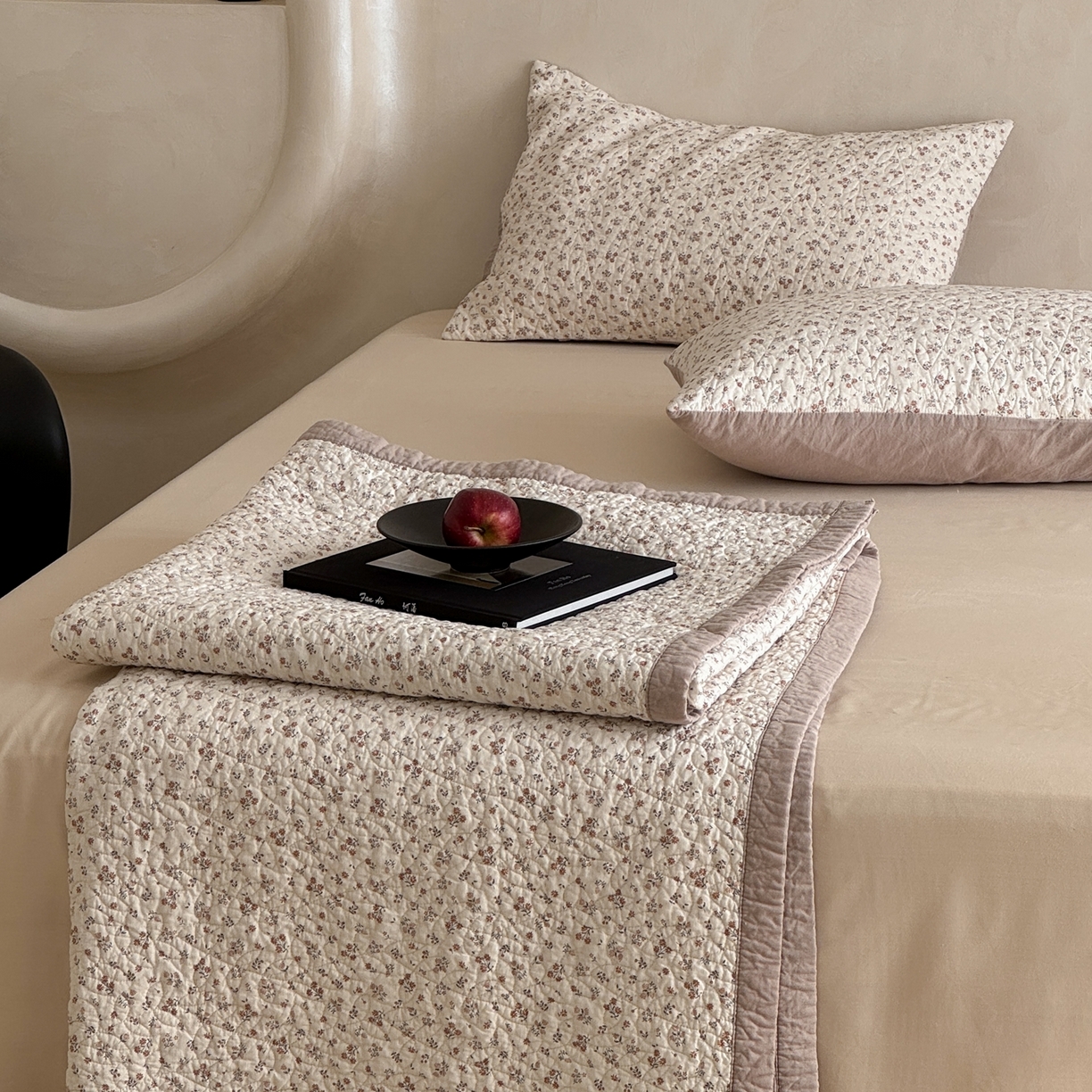 91家纺网 家纺一手货源 找家纺 床盖工厂店 2025新款全棉天竺棉麻三件套填充棉花床盖三件套花卉系列 花田半亩