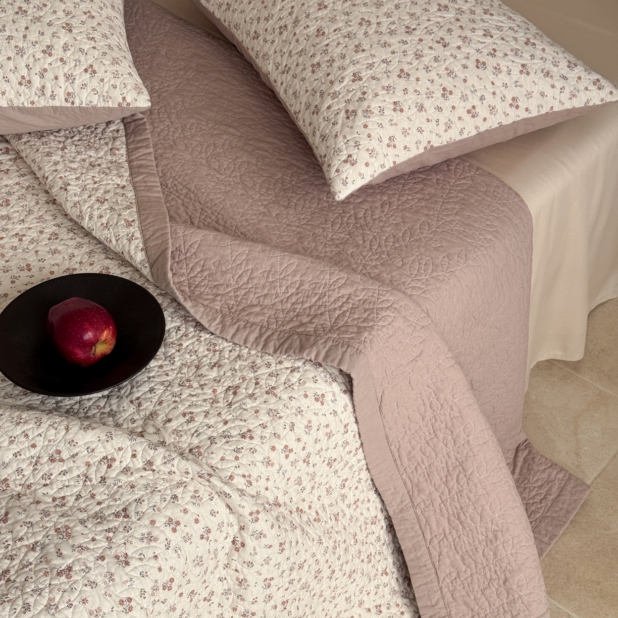 91家纺网 家纺一手货源 找家纺 床盖工厂店 2025新款全棉天竺棉麻三件套填充棉花床盖三件套花卉系列 花田半亩