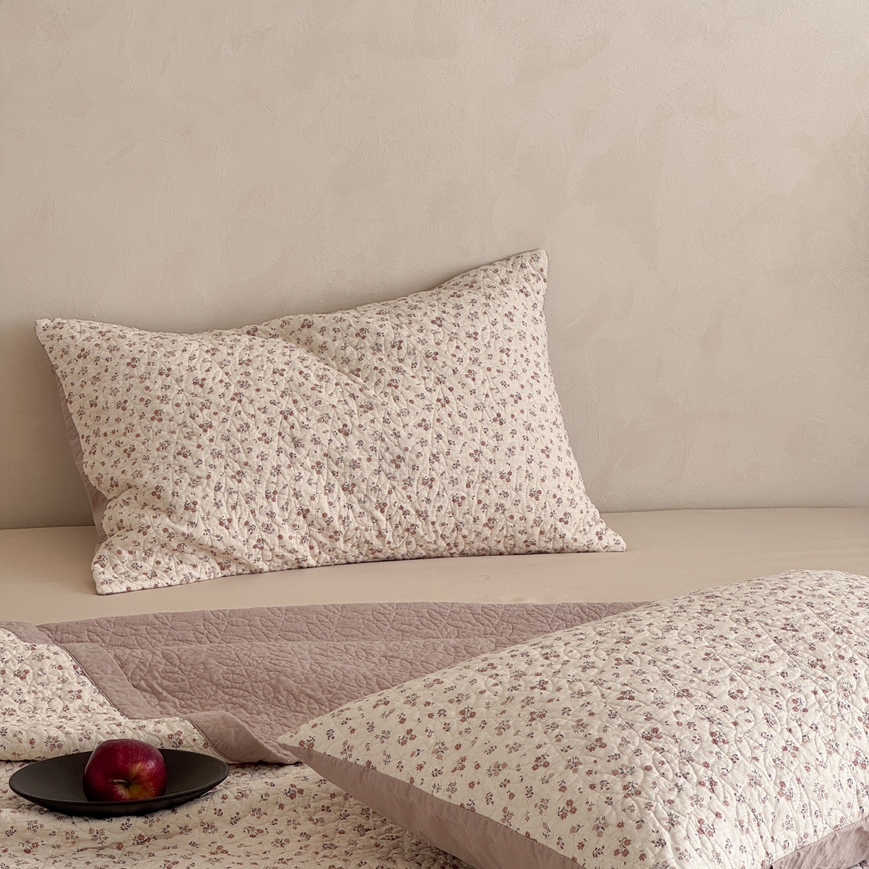 91家纺网 家纺一手货源 找家纺 床盖工厂店 2025新款全棉天竺棉麻三件套填充棉花床盖三件套花卉系列 花田半亩