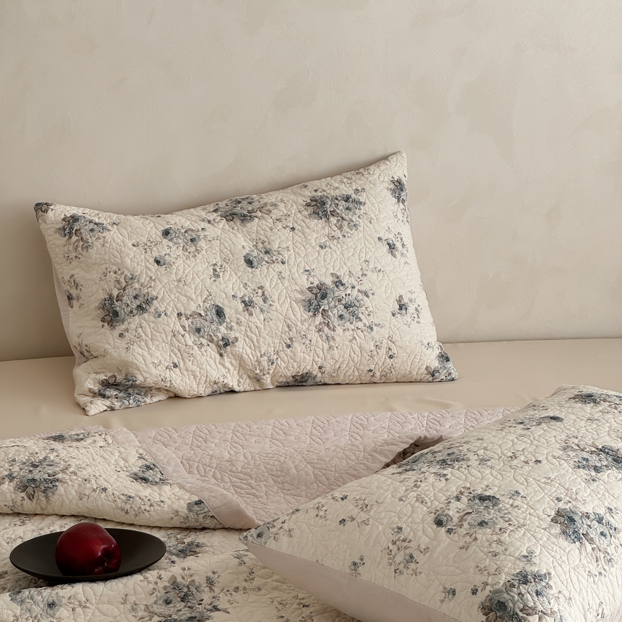 91家纺网 家纺一手货源 找家纺 床盖工厂店 2025新款双面可用全棉天竺棉麻三件套填充棉花床盖三件套花卉系列 心上玫瑰