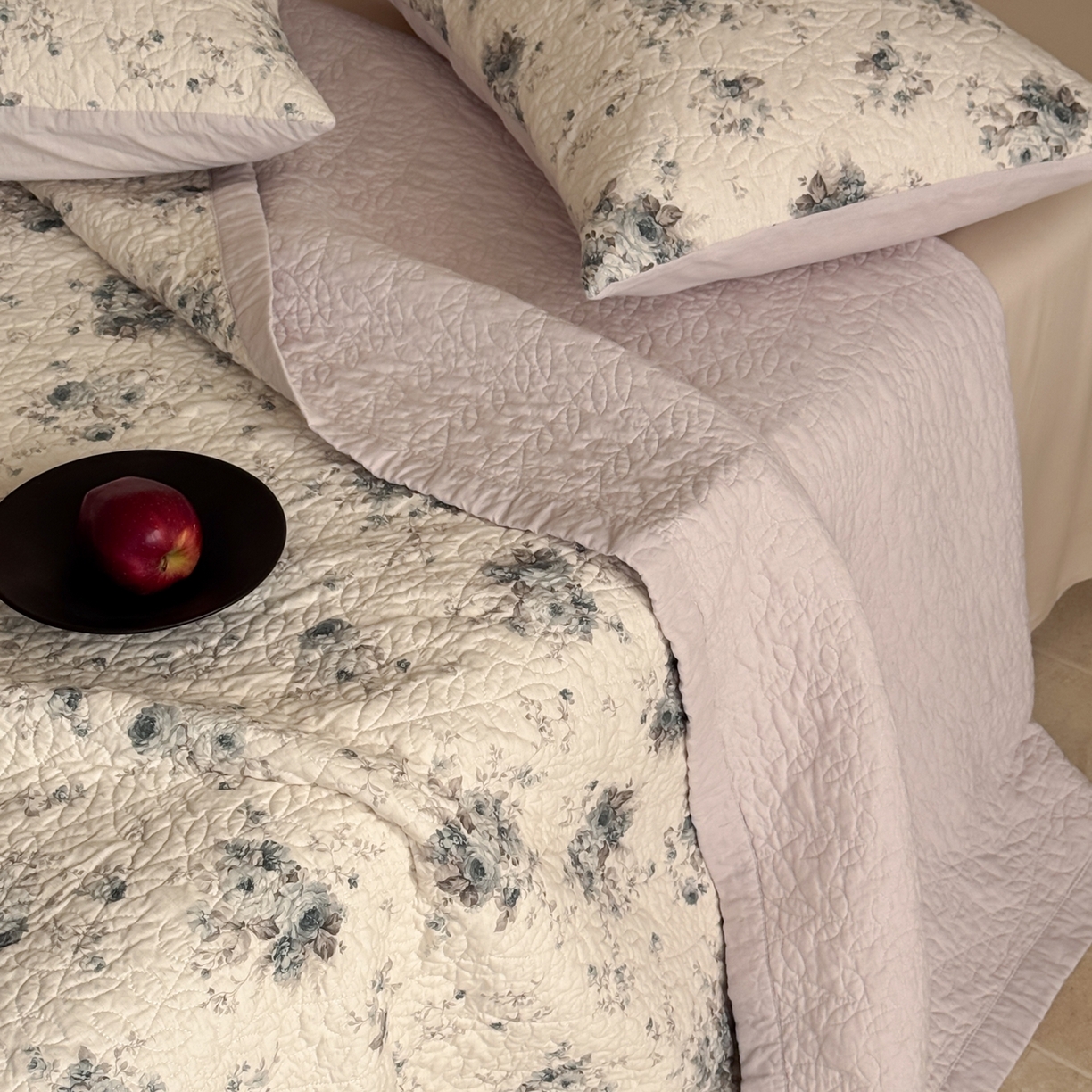 91家纺网 家纺一手货源 找家纺 床盖工厂店 2025新款双面可用全棉天竺棉麻三件套填充棉花床盖三件套花卉系列 心上玫瑰