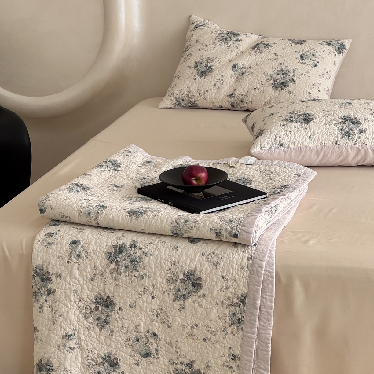 91家纺网 家纺一手货源 找家纺 床盖工厂店 2025新款双面可用全棉天竺棉麻三件套填充棉花床盖三件套花卉系列 心上玫瑰