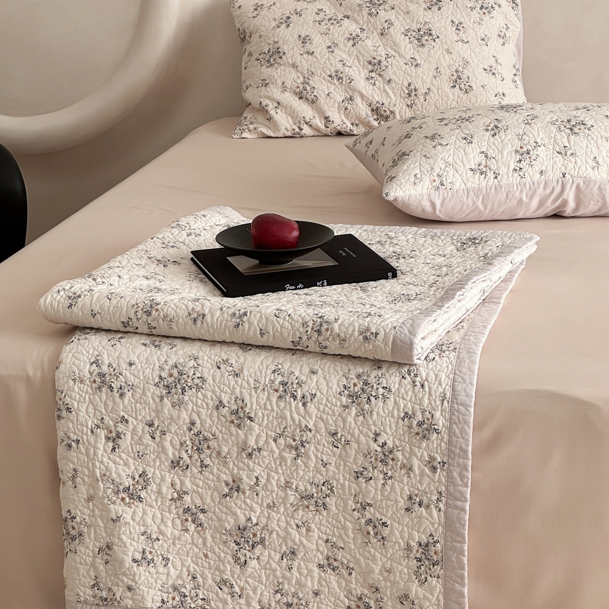 91家纺网 家纺一手货源 找家纺 床盖工厂店 2025新款双面可用全棉天竺棉麻三件套填充棉花床盖三件套花卉系列 心野薄雾