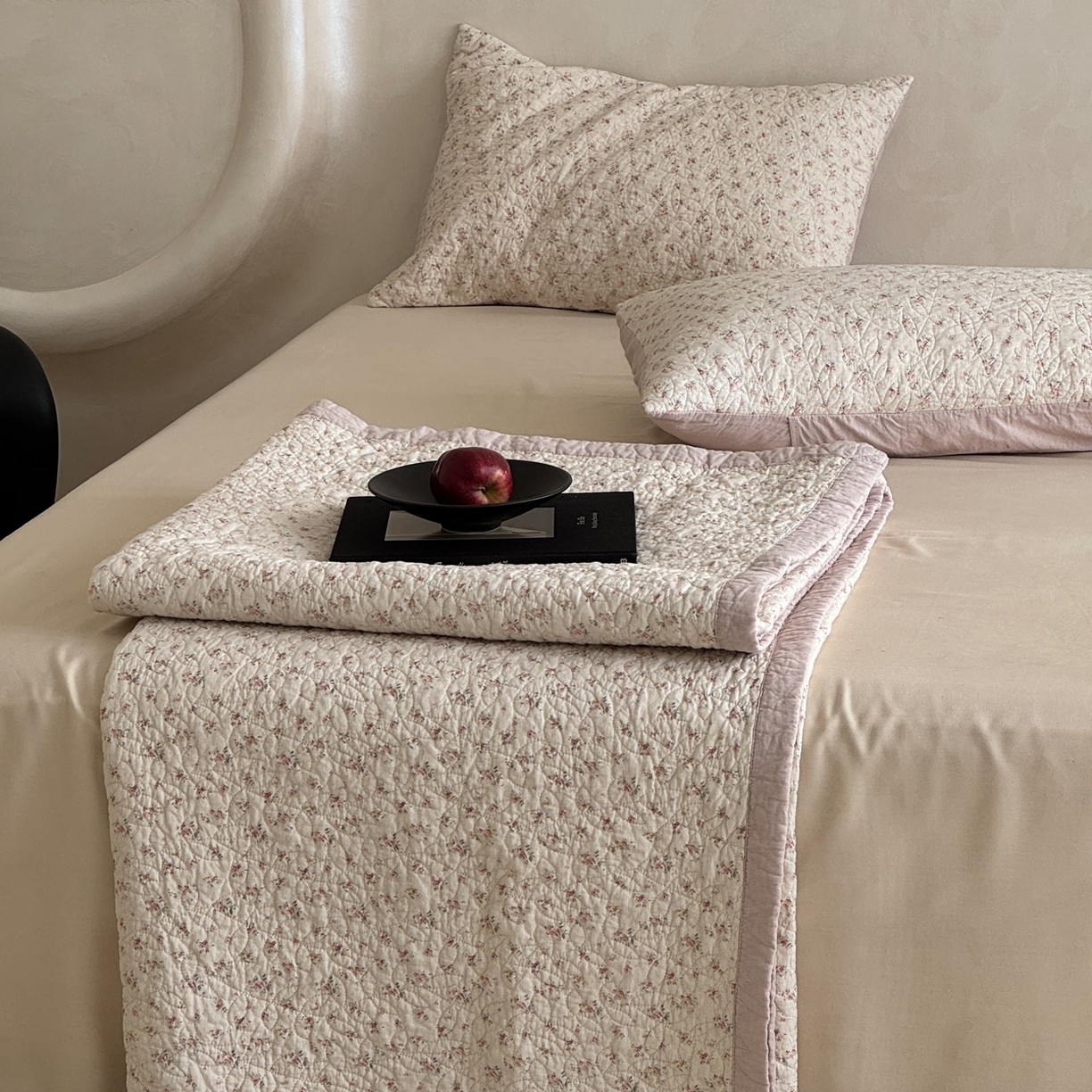 91家纺网 家纺一手货源 找家纺 床盖工厂店 2025新款全棉天竺棉麻三件套填充棉花床盖三件套花卉系列 栀子花信