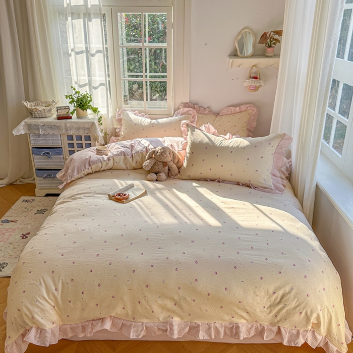 91家纺网 家纺一手货源 找家纺 柒月家居 2026新款韩系仿棉小格花边四件套 莓果