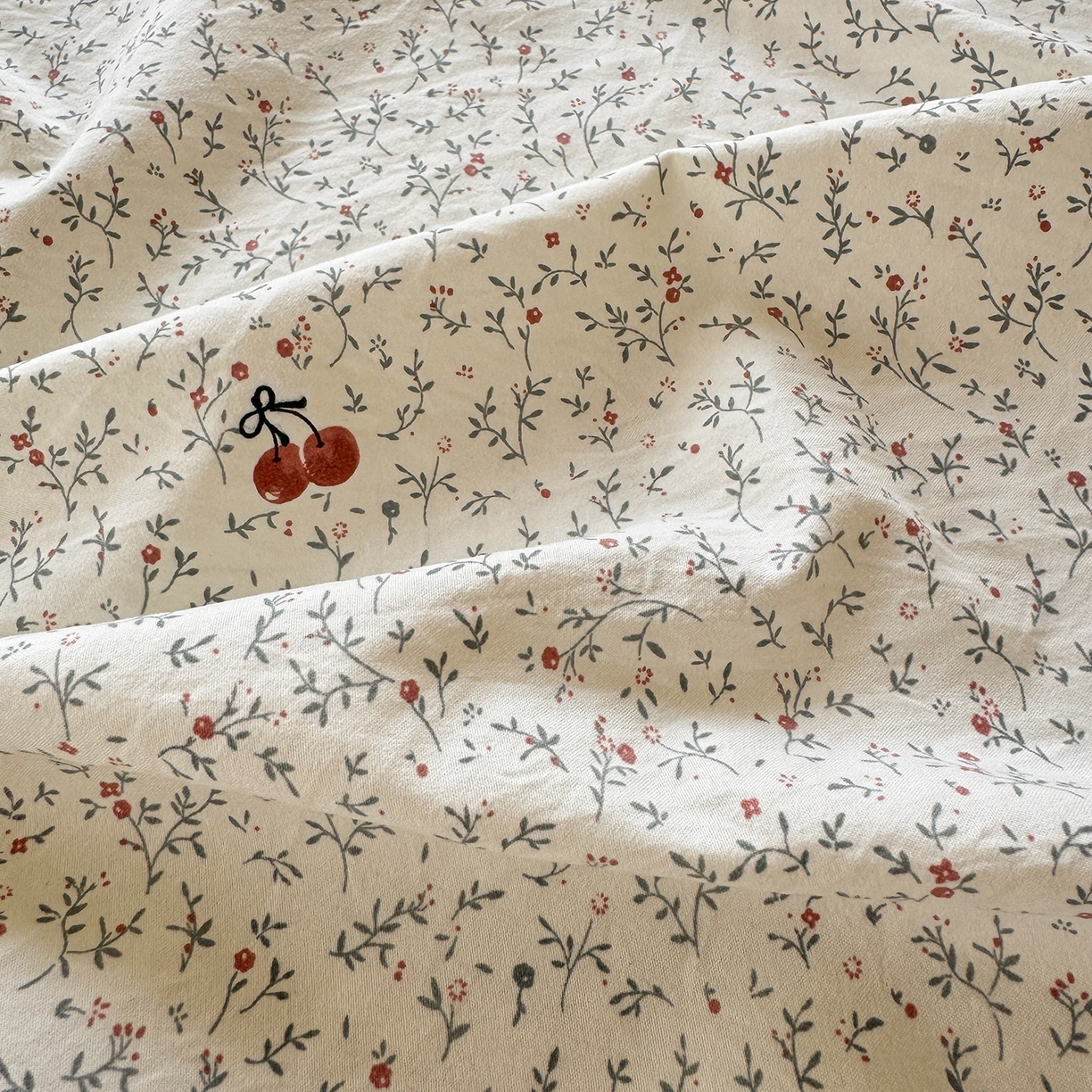 91家纺网 家纺一手货源 找家纺 沐芷 2026 【提供买家秀】古法水洗仿棉床笠席梦思床罩床垫防滑床套罩床笠三件套 樱桃物语