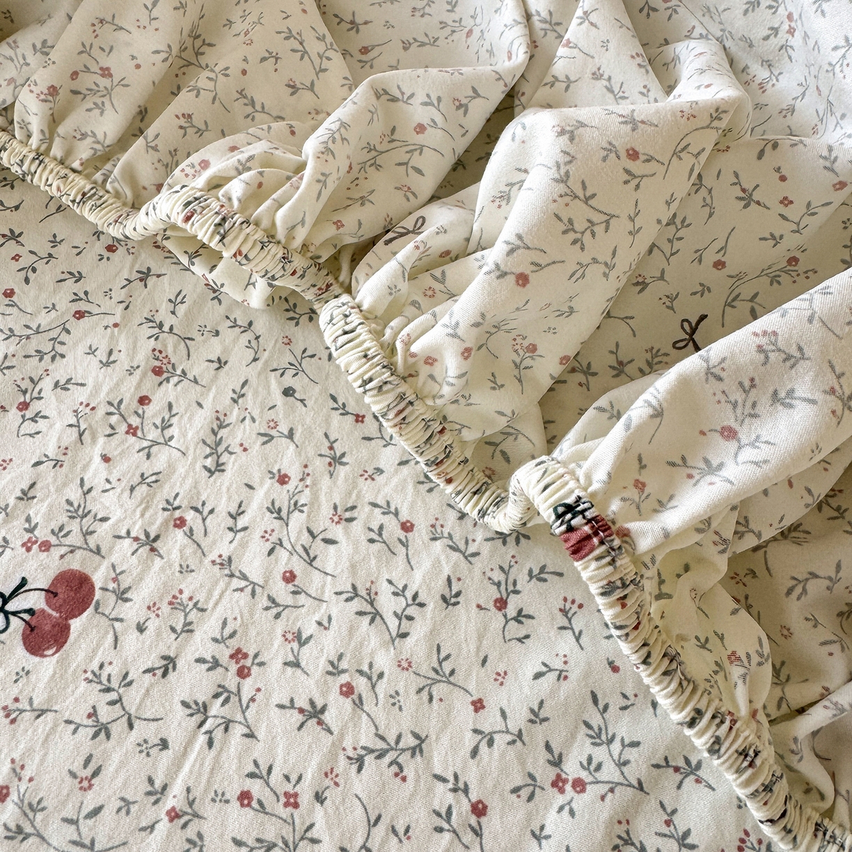 91家纺网 家纺一手货源 找家纺 沐芷 2026 【提供买家秀】古法水洗仿棉床笠席梦思床罩床垫防滑床套罩床笠三件套 樱桃物语