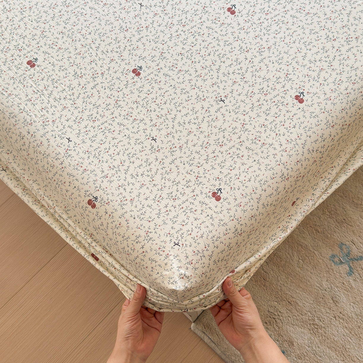 91家纺网 家纺一手货源 找家纺 沐芷 2026 【提供买家秀】古法水洗仿棉床笠席梦思床罩床垫防滑床套罩床笠三件套 樱桃物语