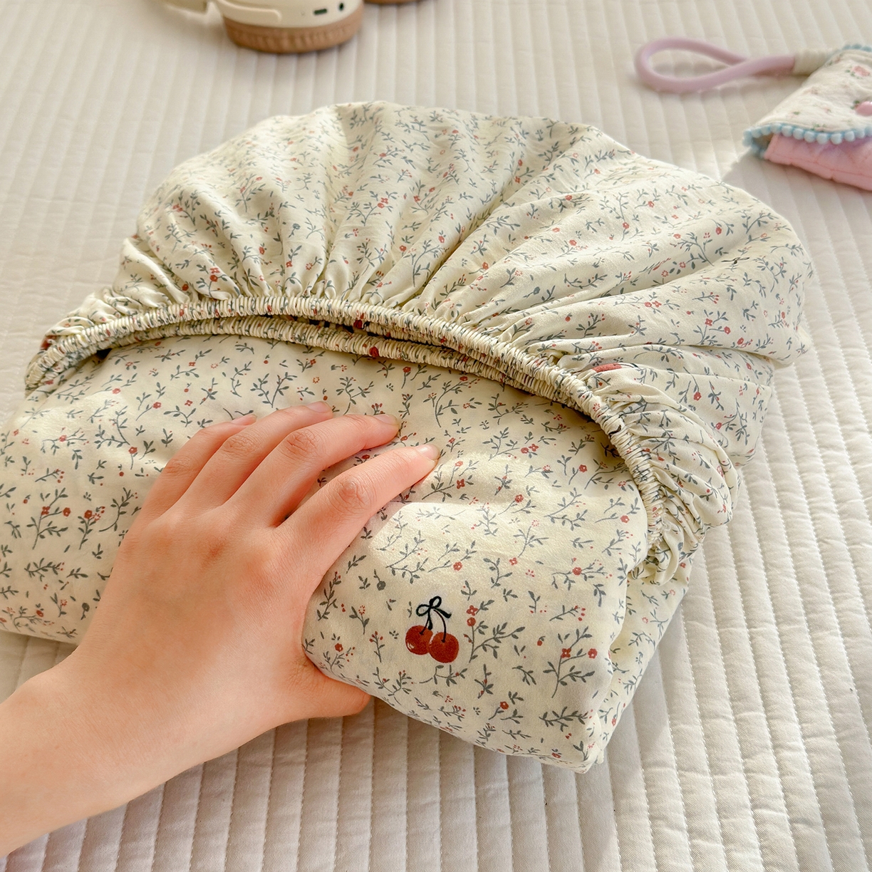 91家纺网 家纺一手货源 找家纺 沐芷 2026 【提供买家秀】古法水洗仿棉床笠席梦思床罩床垫防滑床套罩床笠三件套 樱桃物语