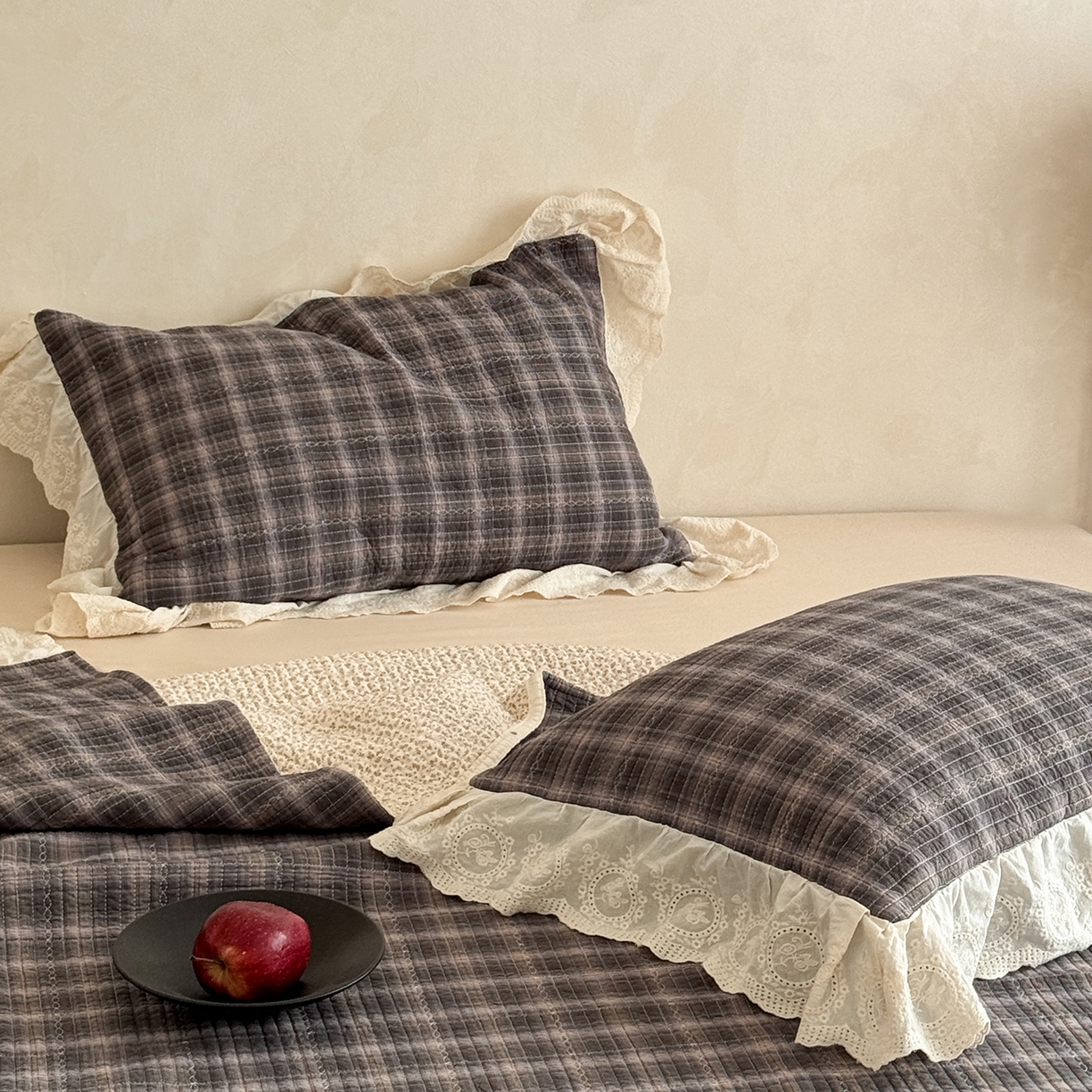 91家纺网 家纺一手货源 找家纺 床盖工厂店 2026新款法式复古花边款新疆棉花床盖四件套 米兰灰