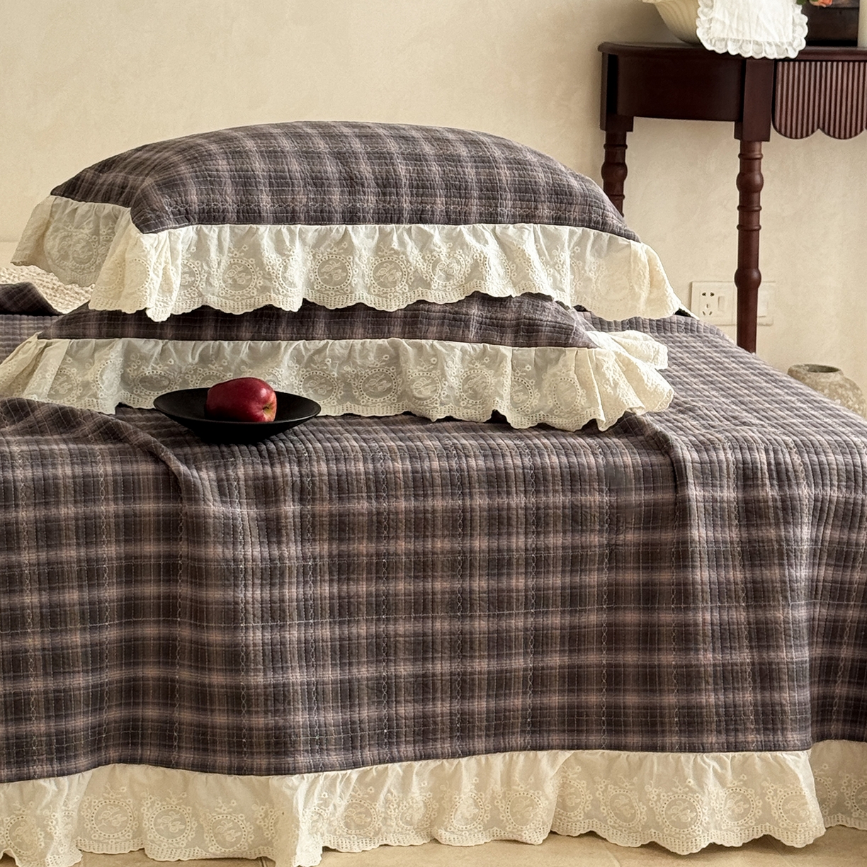 91家纺网 家纺一手货源 找家纺 床盖工厂店 2026新款法式复古花边款新疆棉花床盖四件套 米兰灰