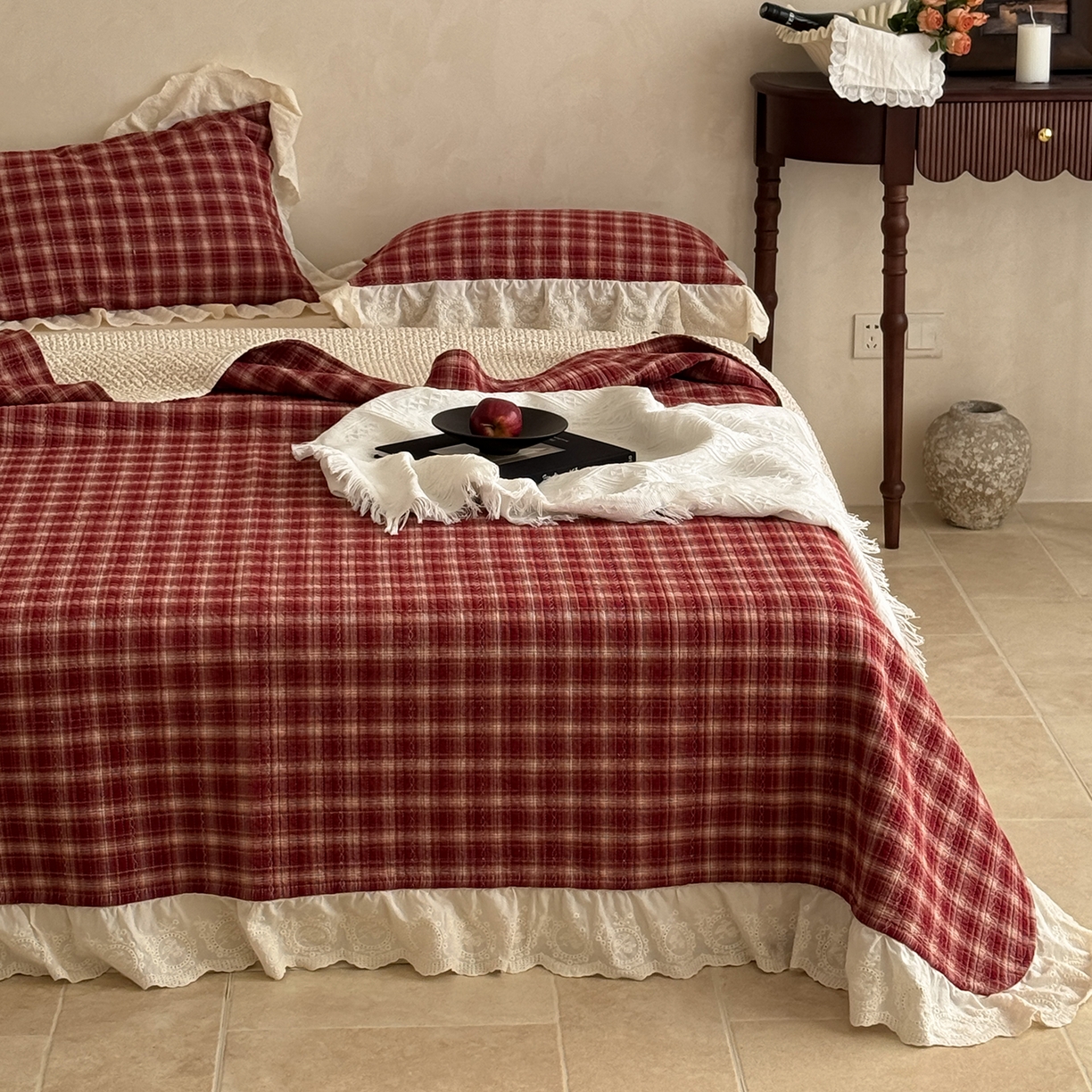 91家纺网 家纺一手货源 找家纺 床盖工厂店 2026新款法式复古花边款新疆棉花床盖四件套 米兰红