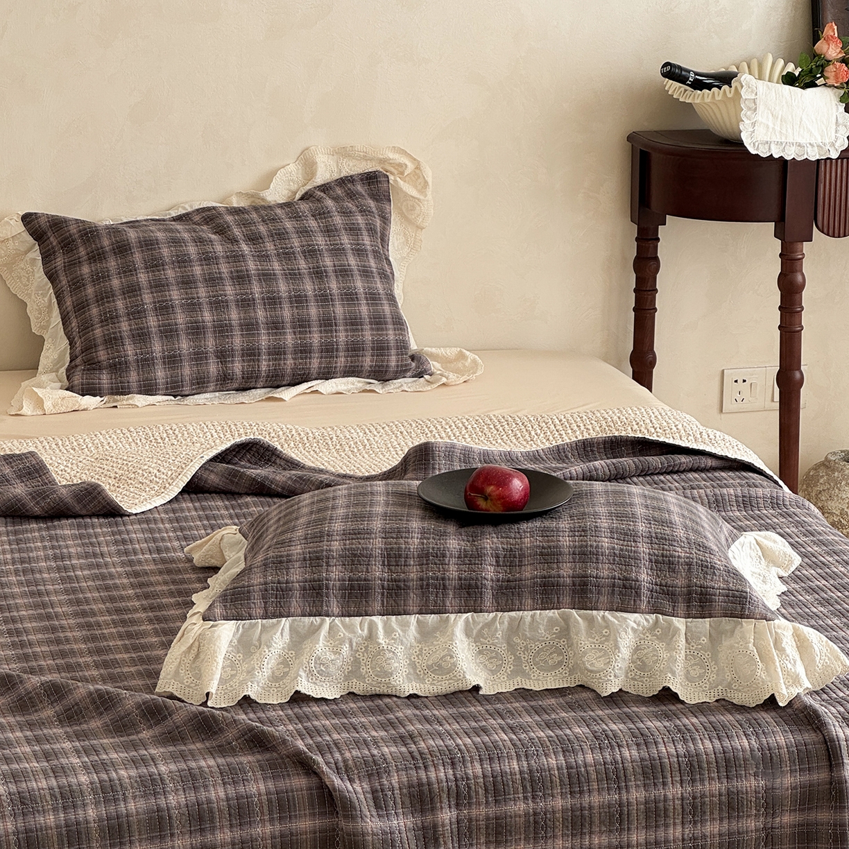 91家纺网 家纺一手货源 找家纺 床盖工厂店 2026新款法式复古花边款新疆棉花床盖四件套 米兰灰
