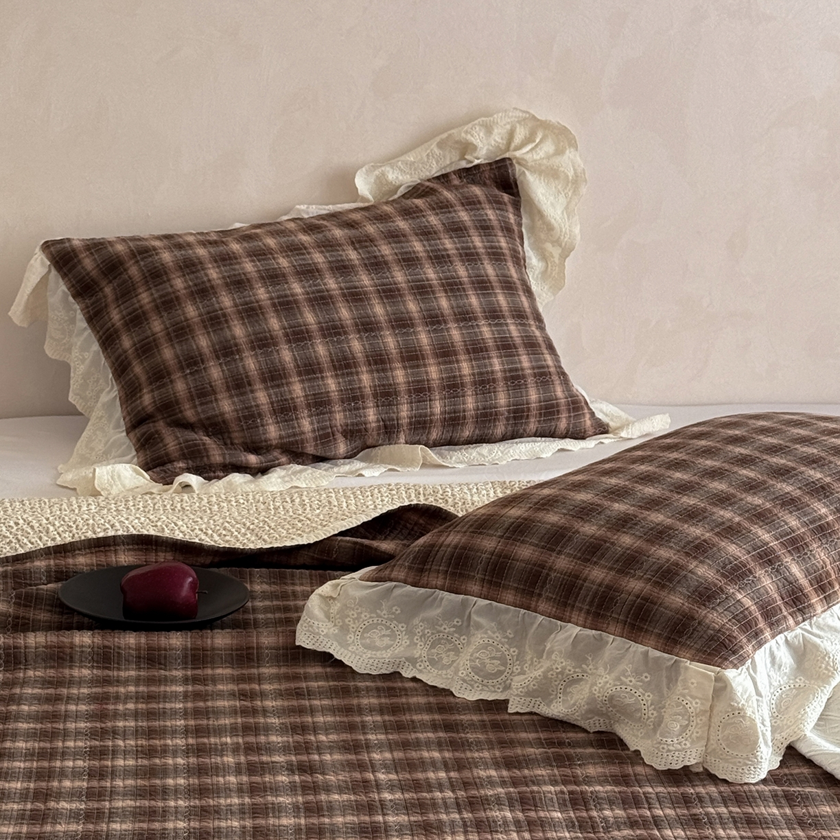 91家纺网 家纺一手货源 找家纺 床盖工厂店 2026新款法式复古花边款新疆棉花床盖四件套 米兰咖