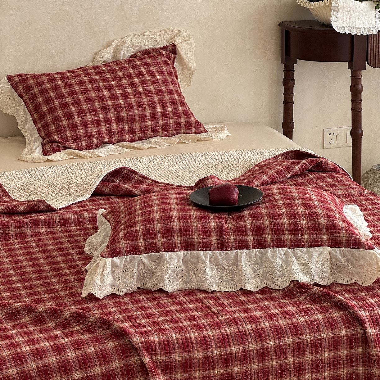 91家纺网 家纺一手货源 找家纺 床盖工厂店 2026新款法式复古花边款新疆棉花床盖四件套 米兰红