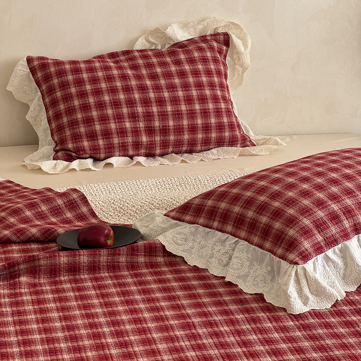 91家纺网 家纺一手货源 找家纺 床盖工厂店 2026新款法式复古花边款新疆棉花床盖四件套 米兰红