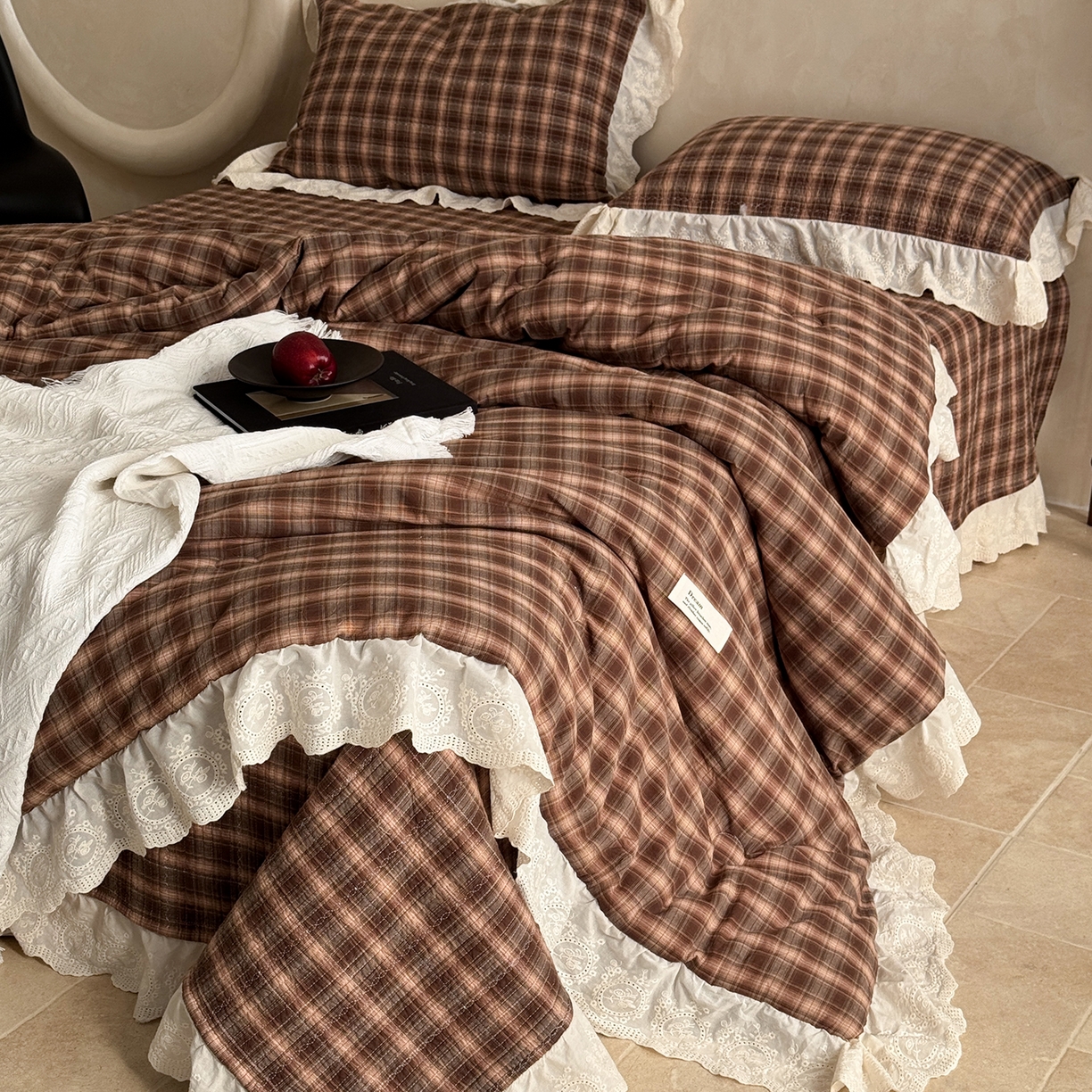 91家纺网 家纺一手货源 找家纺 床盖工厂店 2026新款法式复古花边款新疆棉花床盖四件套 米兰咖