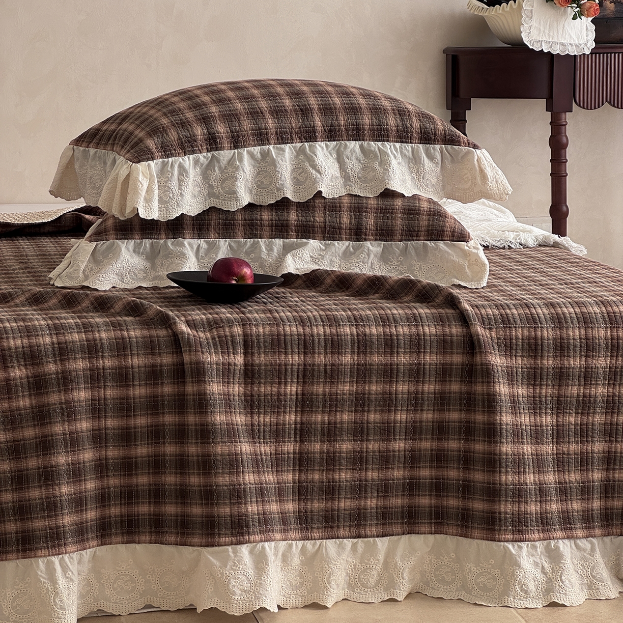 91家纺网 家纺一手货源 找家纺 床盖工厂店 2026新款法式复古花边款新疆棉花床盖四件套 米兰咖