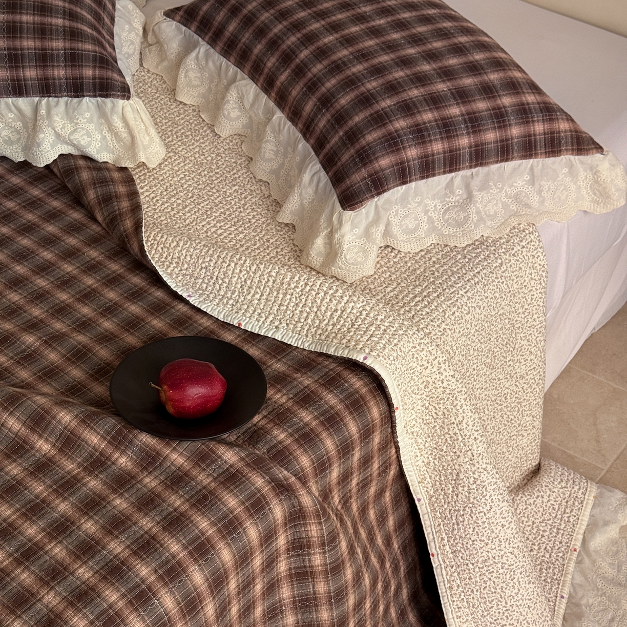 91家纺网 家纺一手货源 找家纺 床盖工厂店 2026新款法式复古花边款新疆棉花床盖四件套 米兰咖