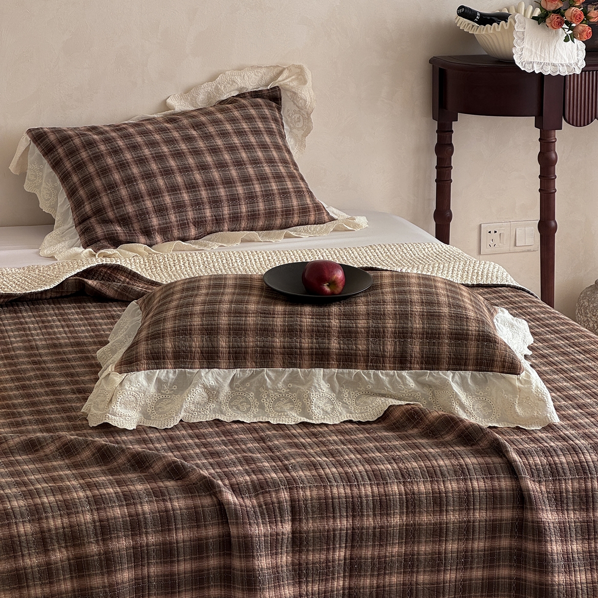 91家纺网 家纺一手货源 找家纺 床盖工厂店 2026新款法式复古花边款新疆棉花床盖四件套 米兰咖