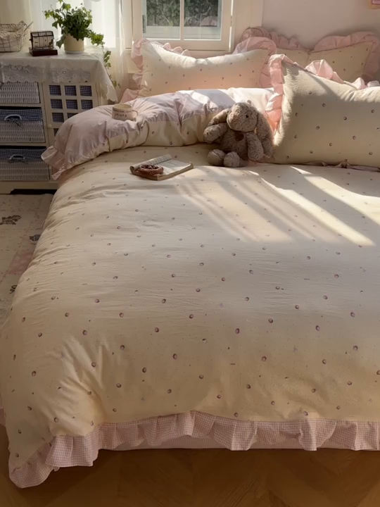 91家纺网 家纺一手货源 找家纺 柒月家居 2026新款韩系仿棉小格花边四件套 莓果