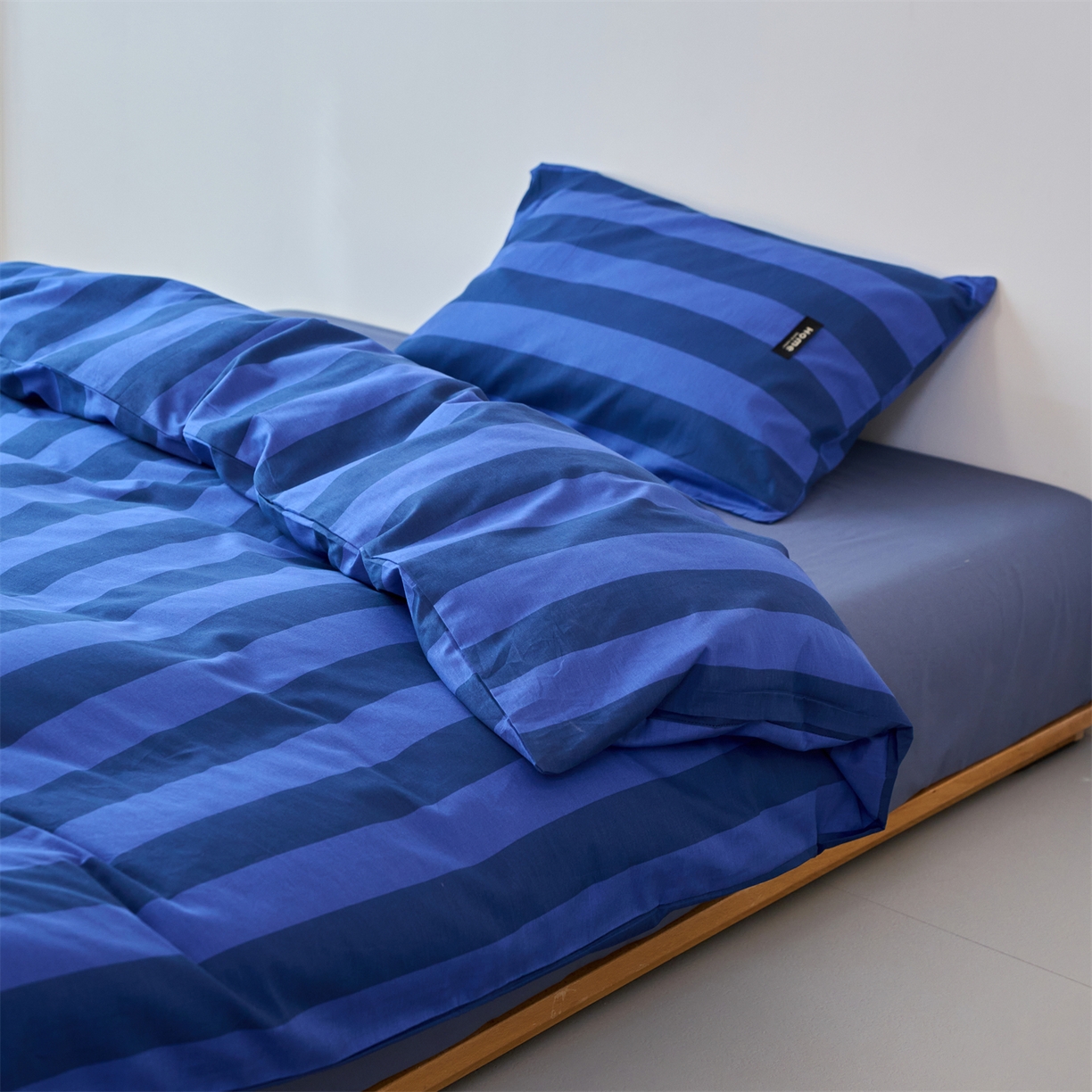 91家纺网 家纺一手货源 找家纺 兰紫橙家纺 2026新款简约风全棉条纹四件套 菘蓝