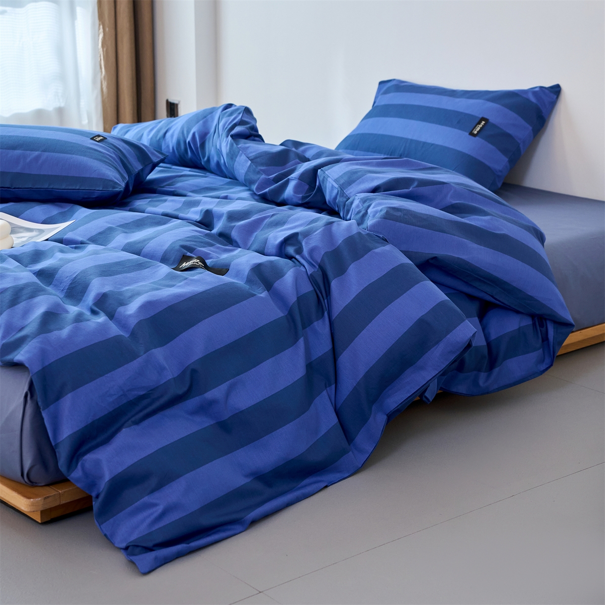 91家纺网 家纺一手货源 找家纺 兰紫橙家纺 2026新款简约风全棉条纹四件套 菘蓝